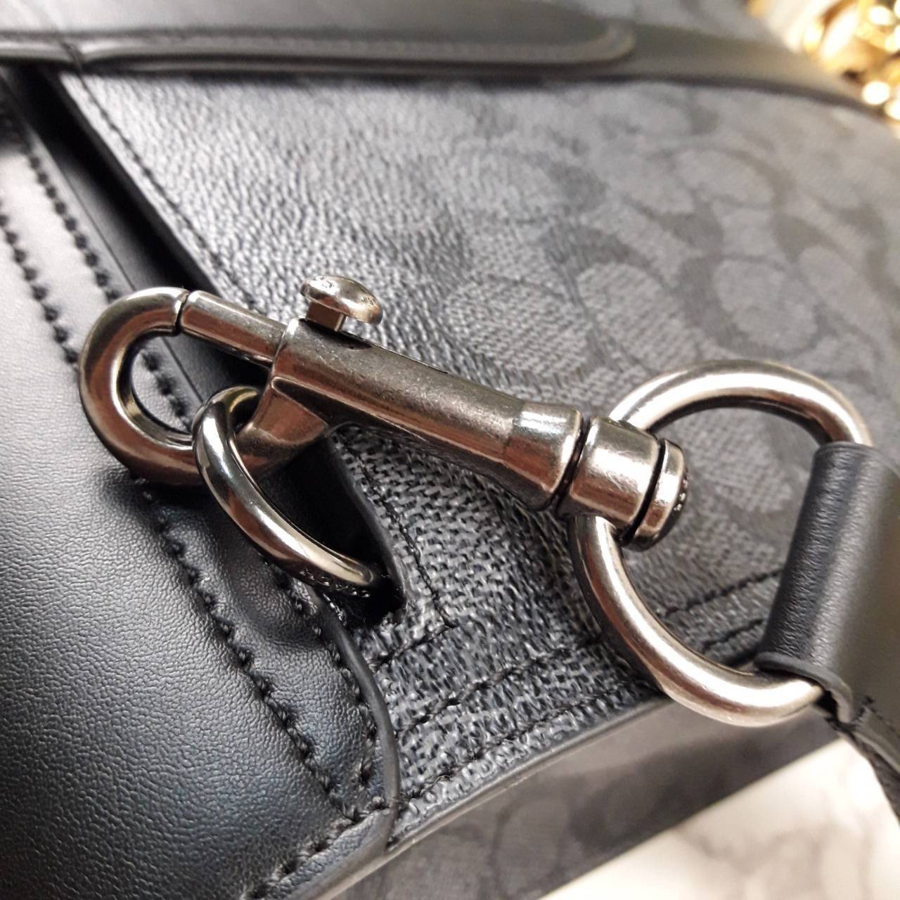 COACH METROPOLITAN PORTFOLIO IN SIGNATURE CANVAS (COACH 39775)🍁 เอาใจสาย smart กับรุ่นยอดฮิต ใช้งานได้ลงตัวสุดๆ ถือว่าเป็นอีกรุ่นที่ถามกันเข้ามาเยอะมากๆ และใช้งานได้ครบฟังก์ชั่นจริงๆ >>วัสดุแคนวาส สลับหนังแท้ หนังคุณภาพมากๆ มีสายสะพายยาว ถอด