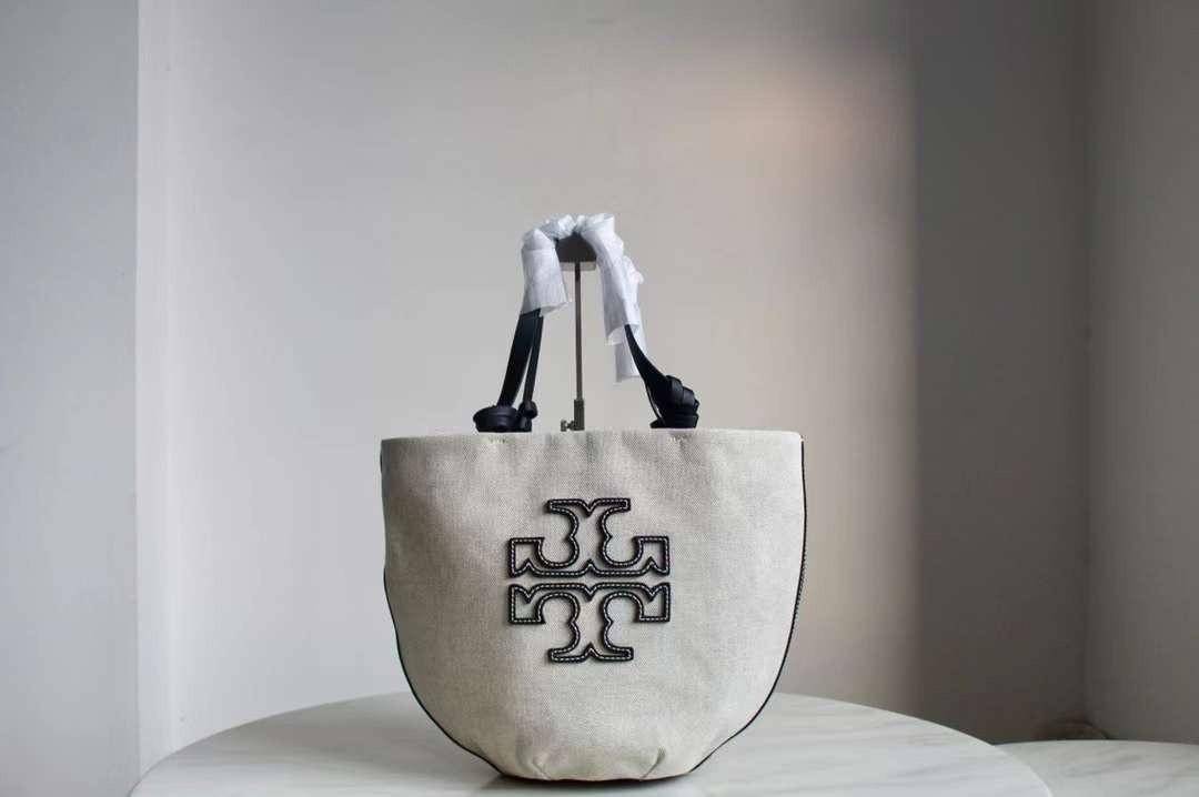 Tory Burch Small Canvas Round Tote กระเป๋าถือหรือสะพายไหล่ วัสดุผ้าcanvas รูปทรงโค้งมน ด้านในโล่ง มี1ช่องซิปและ1ช่องเล็ก น้ำหนักเบา จุของได้เยอะ มาใหม่ล่าสุดไม่ควรพลาดเลยค่า