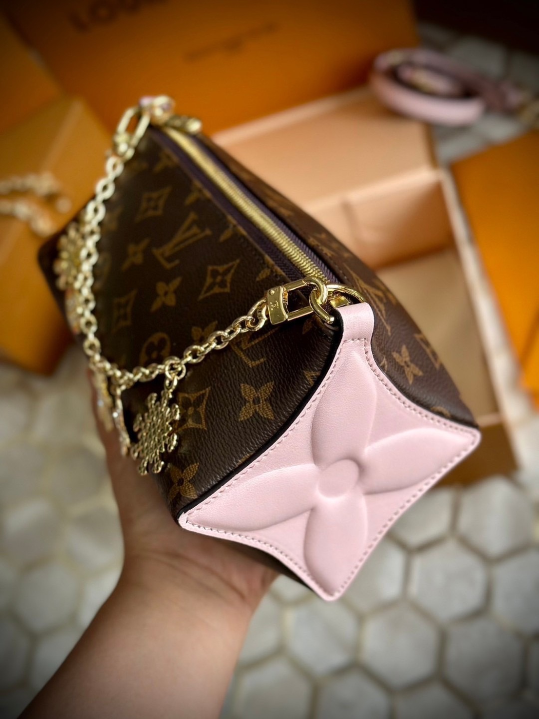 พร้อมส่ง 3 สี LV Bloom Pouch Monogram Flower coated canvas / Rose Jasmine / Banana / Denim กระเป๋าสะพายรุ่นใหม่ โดดเด่นด้วยรูปทรงทันสมัย Monogram Flower