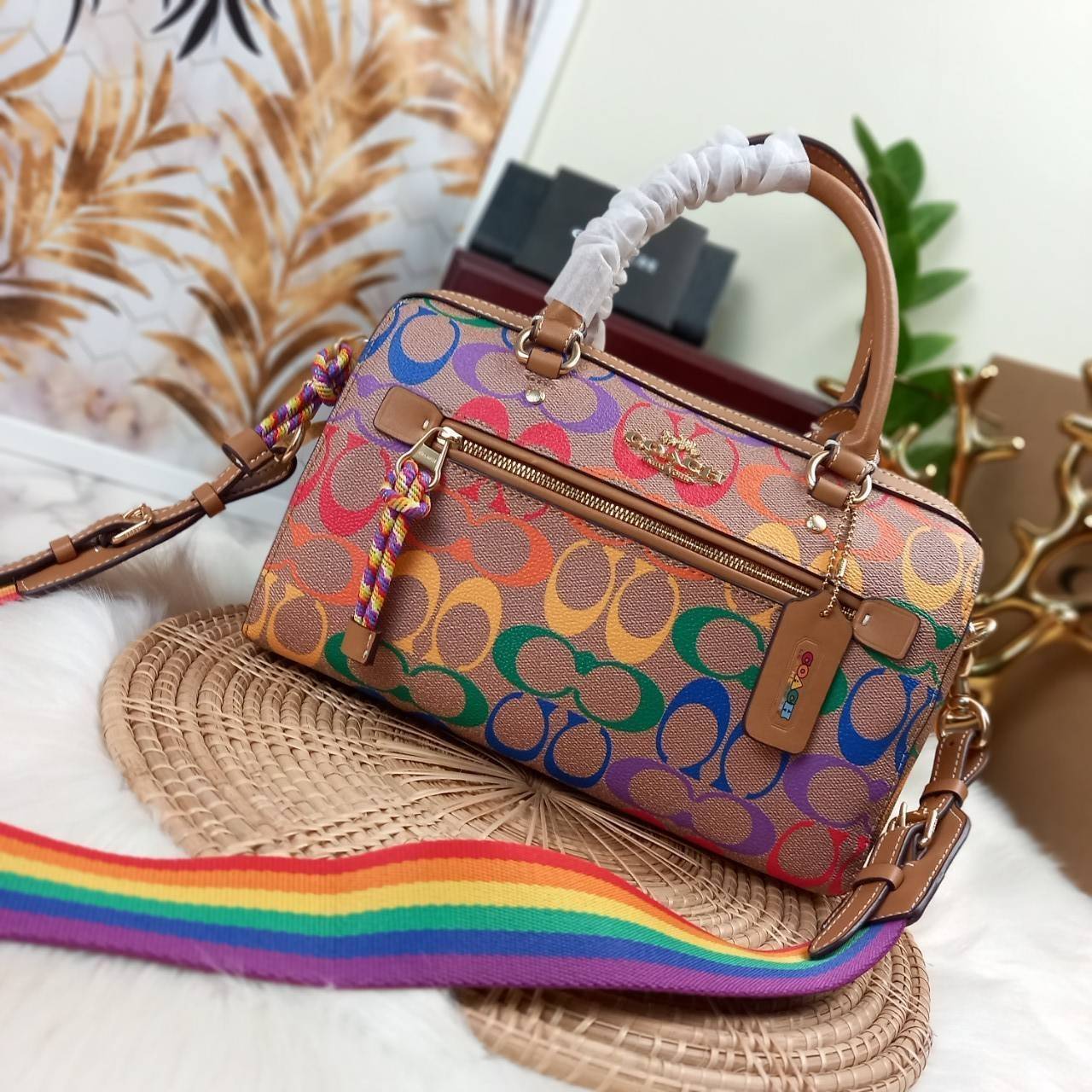 COACH ROWAN SATCHEL IN RAINBOW SIGNATURE CANVAS (COACH C4396)🌈 คอลเลคชั่นที่มาแรงที่สุด ร้อนแรงได้อย่างไม่มีแผ่วลงเลยสักนิด! โดดเด่น สดใส สะดุดตา🌈 ระดับตัวTOP ต้องยกให้เธอเลย กับ COACH ทรงหมอน 10" คอลเลคชั่นนี้// วัสดุหนังแคนว
