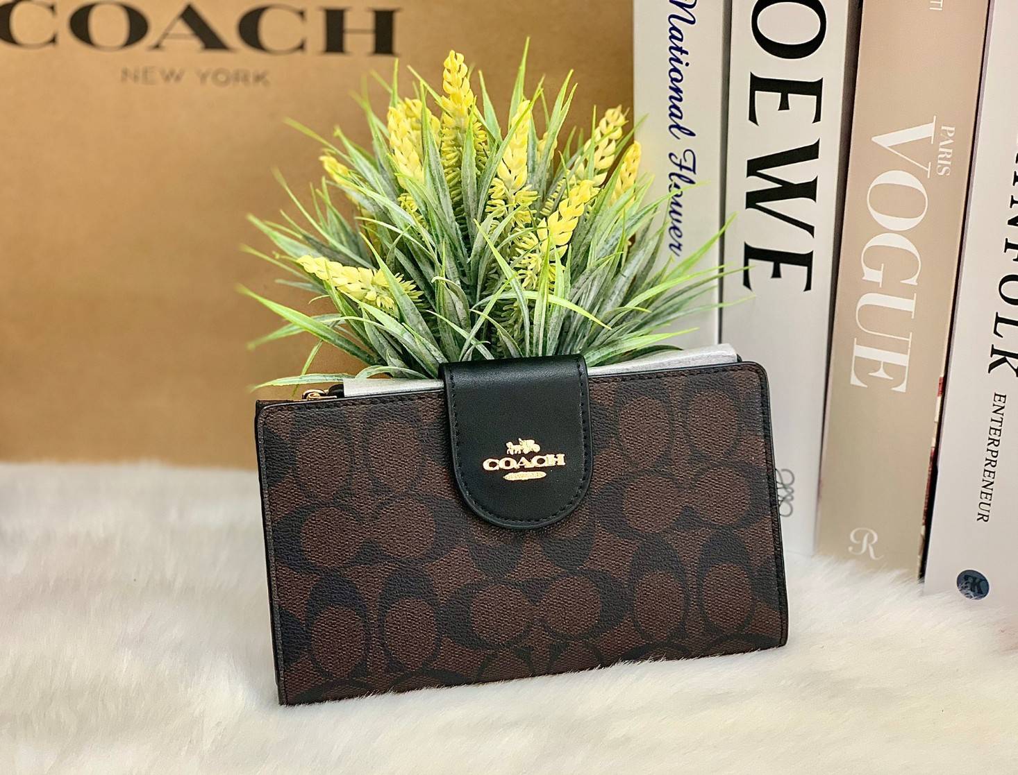 พร้อมส่งครบ 5 สี กระเป๋าสตางค์ที่สาวๆต้องมีติดตัวค่าา😘 COACH TECH WALLET IN COLORBLOCK SIGNATURE ((C2874)) ✔️กระเป๋าเงินใบยาว หนังแท้ พร้อมสายคล้องมือในตัวค่ะ ✔️เปิดปิดด้านหน้าแบบฝากระดุม ภายในมีช่องใส่ธนบัตร2ช่อง ;สามารถใส่มือถือ ip