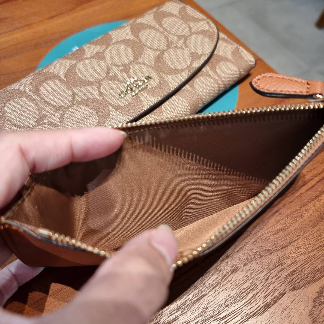 COACH F52601 POP SLIM ENVELOPE WALLET IN SIGNATURE รุ่นขายดี ขายหมด!! รุ่นหายาก!! เติมสต็อคจ้า!! กระเป๋าสตางค์รุ่นฝาพับ ดีไซน์เรียบหรู คลาสสิค ใช้งานง่ายและสะดวกมากๆ ด้วยซองซิปที่เสียบด้านหลัง ถอดแยกออกมาใช้ได้ หรือเอาออก พกกระเป๋าเดี่ยวๆก็ได้ ถือใบนี้ดูไ