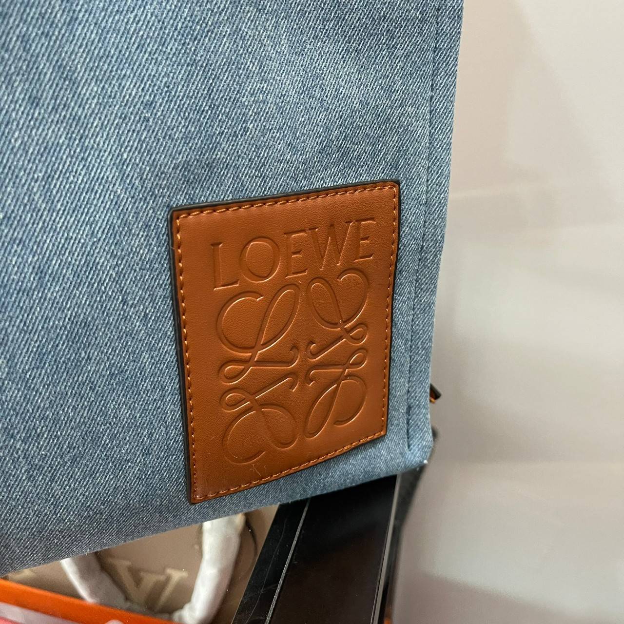 VIP GIFT 】LOEWE Small Cushion Tote Bag Leather Light Blue งานสวยมากๆทำจากผ้าแคนวาสอย่างดี พร้อมสายสะพายหนังแท้ใช้งานได้ทนทานมากๆ ด้านหน้าปักหนังปั้มโลโก้แบรนด์สวยหรู ทรงใบใหญ่ สะพายไหล่ *จุของได้เยอะมาก สามารถใส่ NOTEBOOK IPAD ได้สบายค่ะ น้ำหนักกำลังดี มา