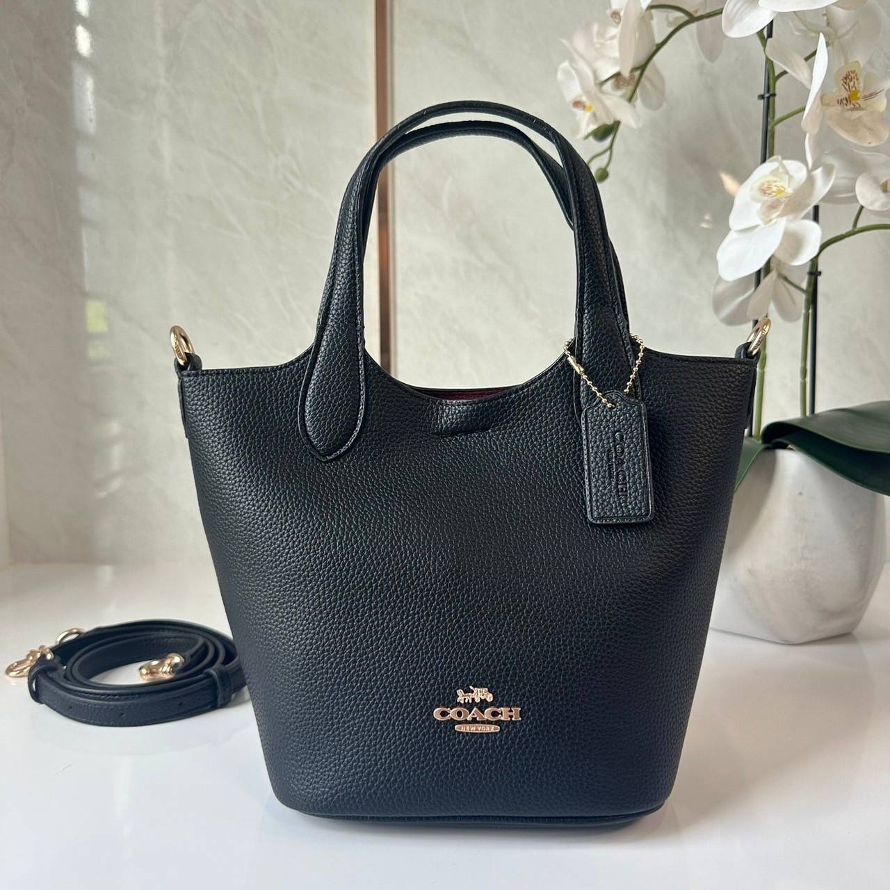 พร้อมส่ง 5 สี COACH HANNA BUCKET BAG กระเป๋าถือ/สะพายข้างทรงบักเก็ตรุ่นใหม่ดีไซน์เก๋น่ารัก เกรดท็อปออริ เกรดดีสุด สลับแท้ 1:1
