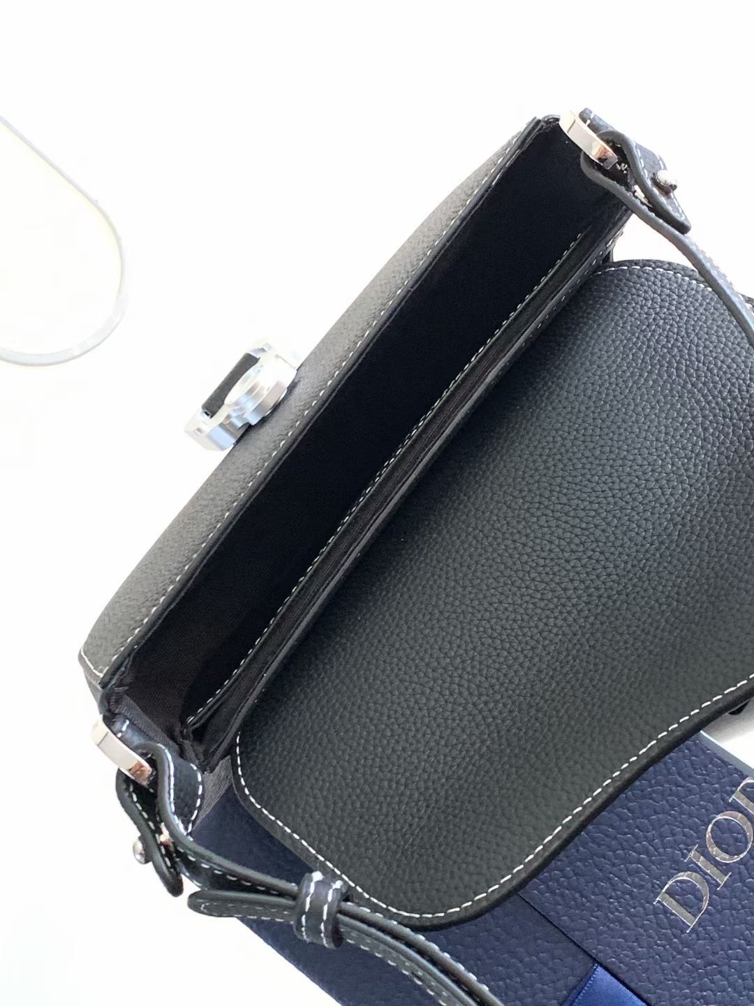 DIOR MINI Saddle Messenger Bag with Flap / Khaki / Black / Oblique Jacquard with Grained Leather กระเป๋าสะพายทรงแมสเซ็นเจอร์ รุ่นยอดนิยมของท่านชาย เกรดท็อปออริ สลับแท้ 1:1