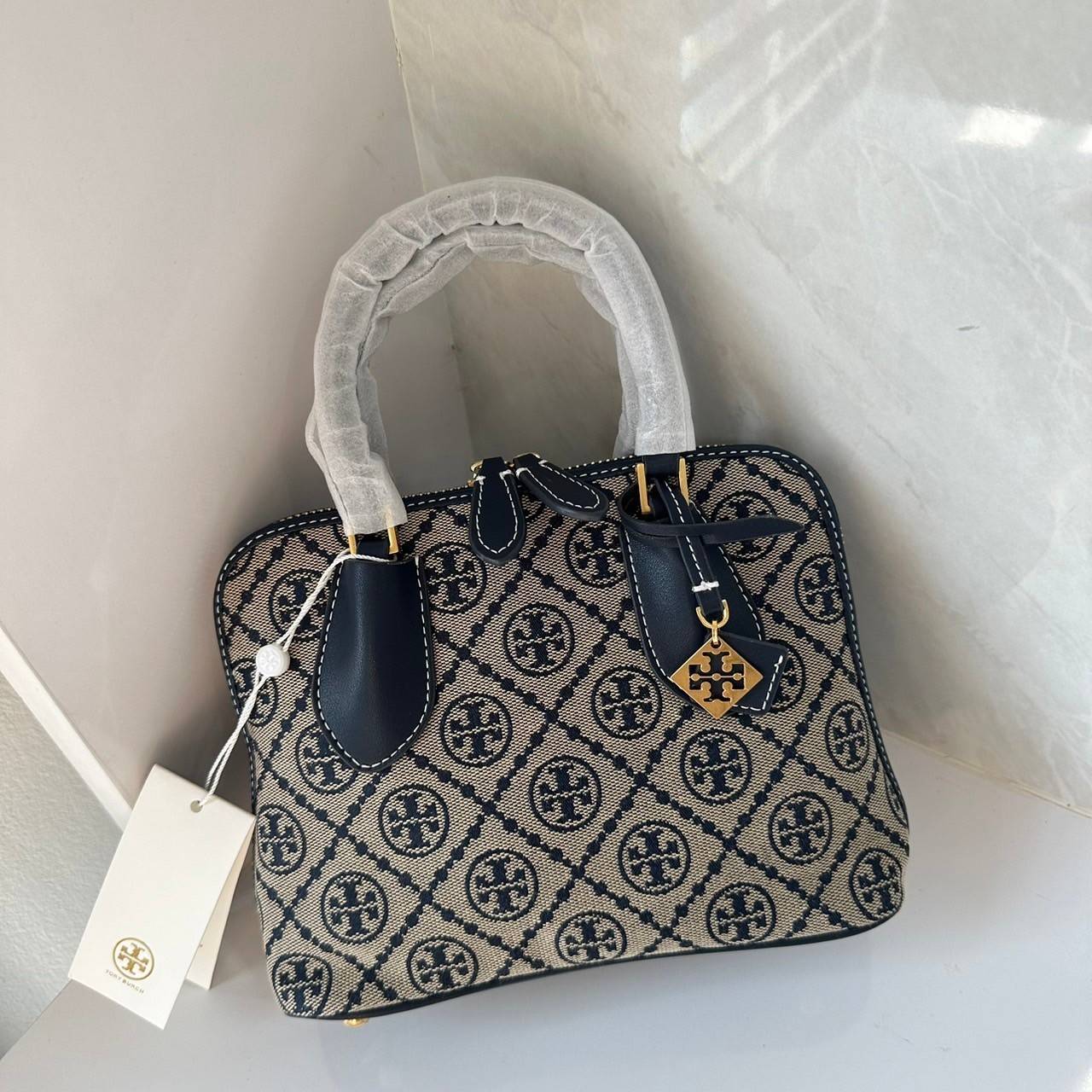 TORY BURCH MINI PEBBLED SWING BAG / Tory Mini Swing Bag in Pebbled Leather / T Monogram Jacquard Swing Bag กระเป๋าสะพาย คอลเลคชั่นใหม่ล่าสุดดีไซน์สุดคลาสสิก รูปทรงโดม