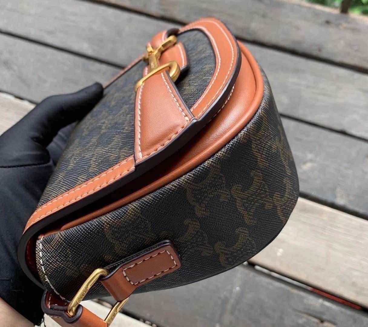 VIP 】หนังแท้ CELINE CROSSBODY BAG CELINE CRECY IN MAILLOM TRIOMPHE JACQUARD AND CAFTSKIN BAG กระเป๋าสะพายทรงสวยหรูอยู่ทรงเปิดปิดด้วยฝาปิดกระดุมโลโก้แบรนด์ ภายในโล่ง ขนาดกะทัดรัด น่ารัก สายสะพายหนังยาวปรับระดับได้จะสะพายไหล่หรือ CROSSBODY ก็ดูดี ตัวจริงสวย