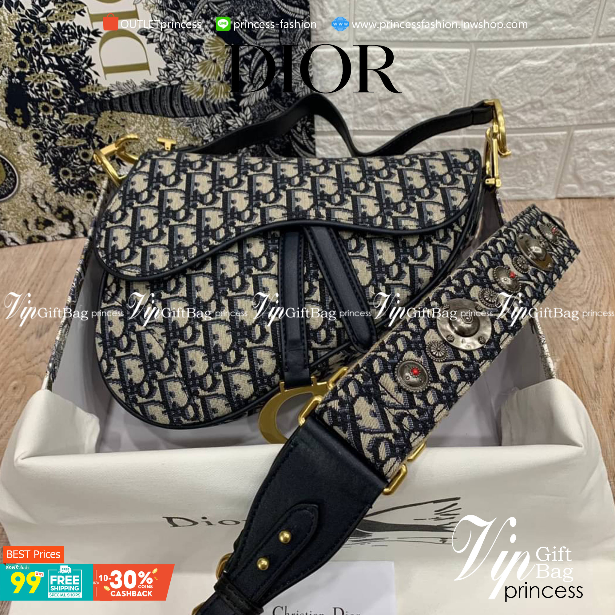 VIP GIFT CHRISTIAN DIOR Oblique Canvas Saddle Bag กระเป๋ารุ่นยอดนิยมตามแบบฉบับแบรนด์ ใช้งานได้ 2 แบบ สะพายยาว CROSSBODY และสายสั้นถือได้เก๋ๆ ลุคนี้คูลสุดๆ เลยค่าา ภาพถ่ายจากสินค้าจริง! สวยมาก พร้อมส่งที่ไทยราคาสุดคุ้ม สาวๆ ห้ามพลาดค่ะ!
