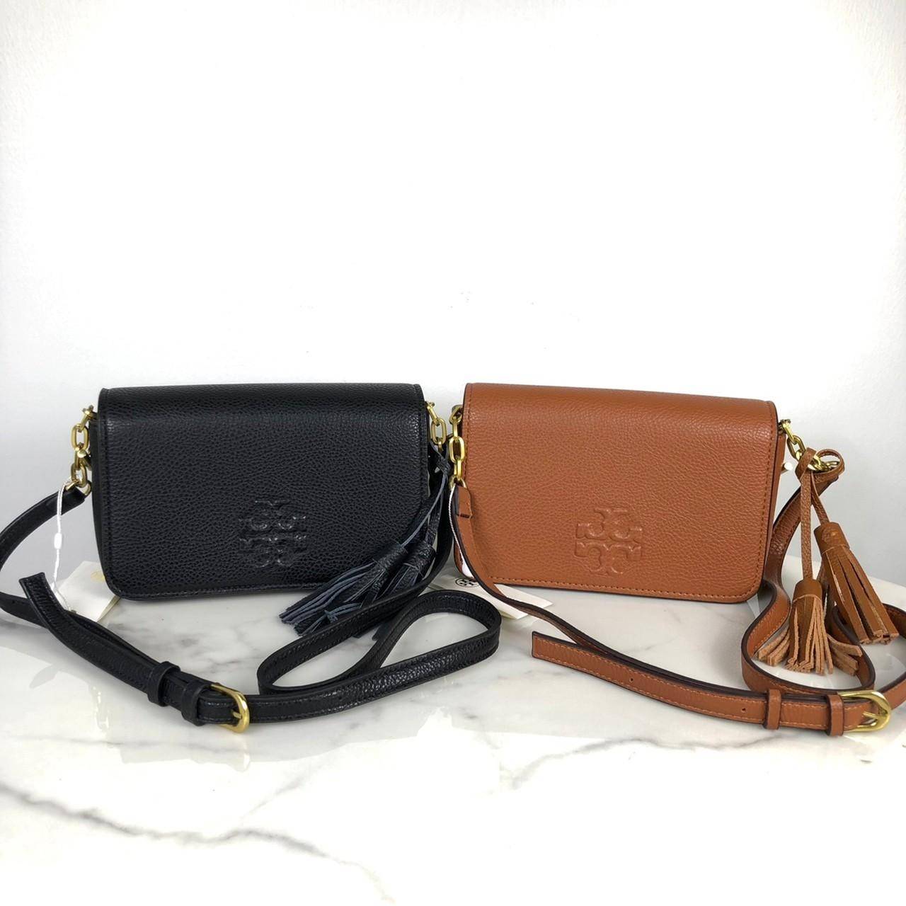 TORY BURCH shoulder bag พร้อมส่งที่ไทย กระเป๋าสะพาย TORY BURCH เปิด - ปิดกระเป๋าด้วยกระดุมแม่เหล็ก ด้านในโล่ง มีช่องเล็ก 1 ช่อง สายสะพาย สามารถปรับได้ 4 ระดับค่ะ