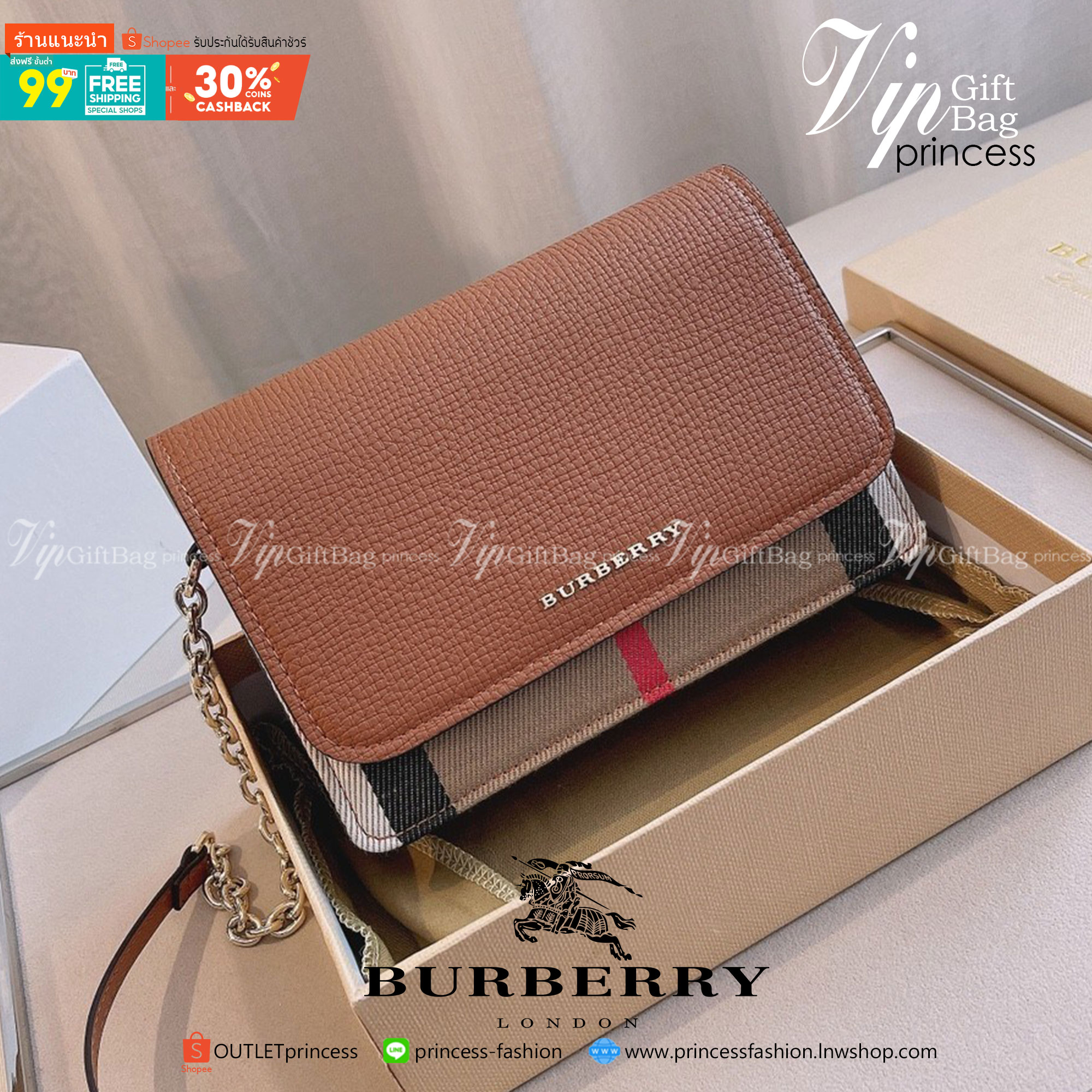 พรีเมี่ยมกิ๊ฟแท้ 💯% 】BURBERRY CROSSBODY BAG กระเป๋าสะพายพรีเมี่ยมกิ๊ฟรุ่นใหม่ล่าสุด Limited จาก BURBERRY Perfume DutyFree ตัวกระเป๋าอยู่ทรงสวย วัสดุทำจากหนังสลับผ้าลายแบรนด์ เปิดปิดด้วยกระดุมแม่เหล็ก **ฝาทรงเหลี่ยม