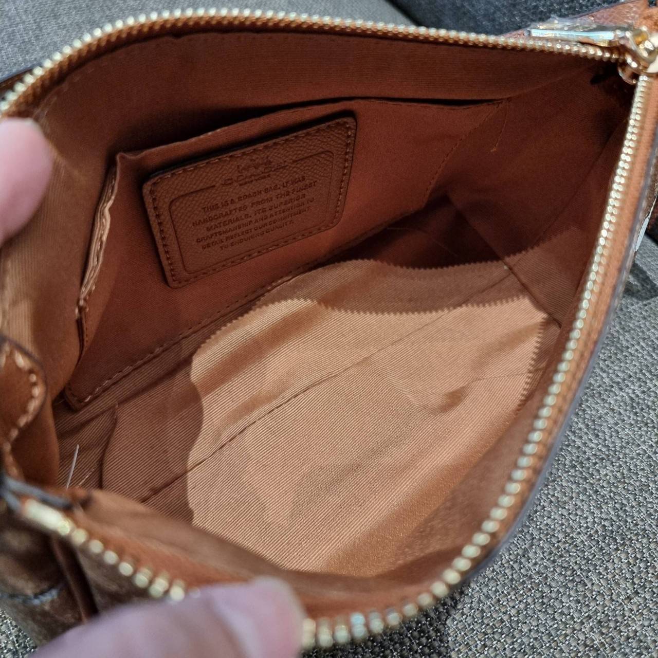 COACH F36674 TOP HANDLE POUCH IN SIGNATURE WITH SNOOPY PRINT คอลเลคชั่นใหม่ ในสไตล์พอช มาให้ช้อปก่อนใครในไทยจ้า น่ารักน่าใช้ไปอีกกับกระเป๋าสะพายทรงฮิตตลอดกาล ด้วยดีไซน์ที่ออกมาให้ใช้งานได้ง่าย ขนาดกำลังเหมาะ วัสดุแคนวาสทนทาน ดีไปหมดขนาดนี้!! คุณลูกค้าถึงส