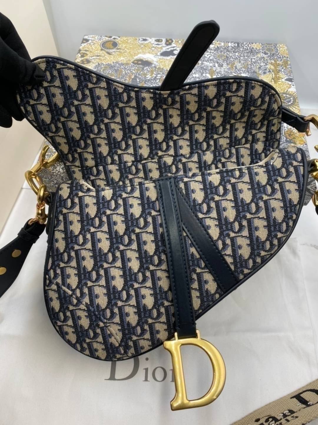 หนังแท้ DIOR SADDLE BAG Oblique Embroidery / Dior saddle with strap กระเป๋ารุ่นยอดนิยมตามแบบฉบับแบรนด์ งานทอลายคมชัด ใช้งานได้ 2 แบบ สะพายยาว CROSSBODY และสายสั้นถือได้เก๋ๆ ลุคนี้คูลสุดๆ เลยค่าา ภาพถ่ายจากสินค้าจริง! สวยมาก พร้อมส่งที่ไทยราคาสุดคุ้ม สาวๆ 