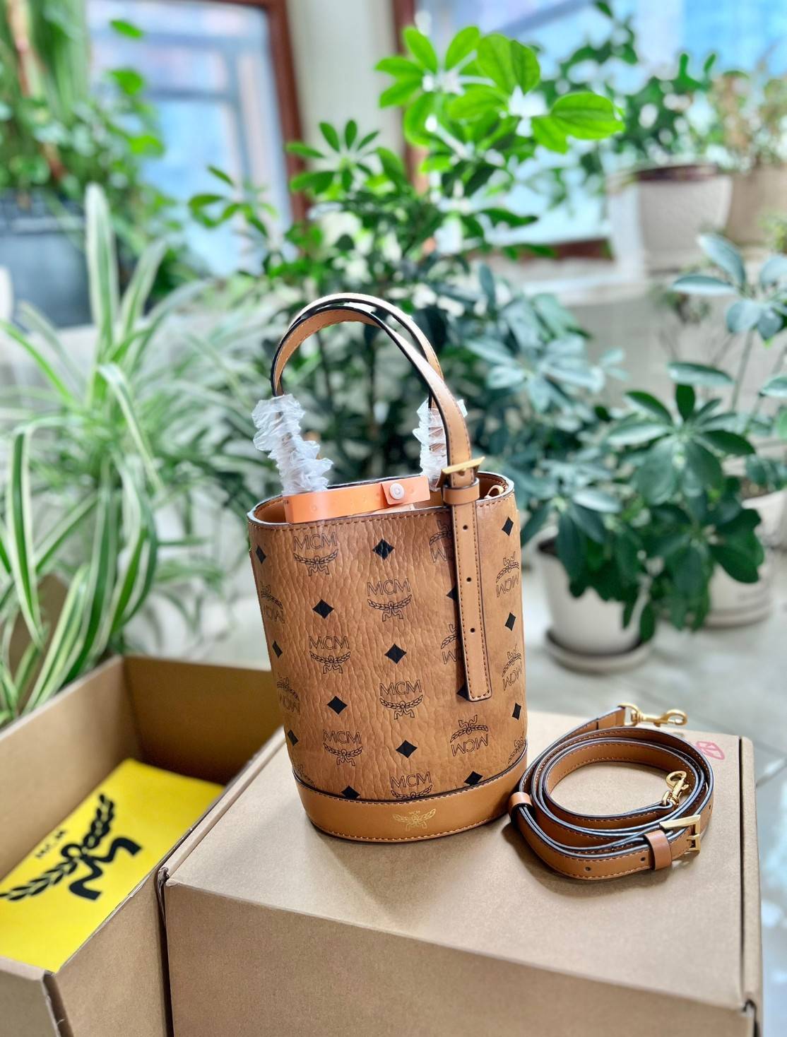 M.C.M AREN BUCKET TOTE IN VISETOS กระเป๋าทรงบัคเก็ต ขนาดกำลังสวย ไอเท็มใหม่ เกรดท็อปออริ 1:1 สลับแท้