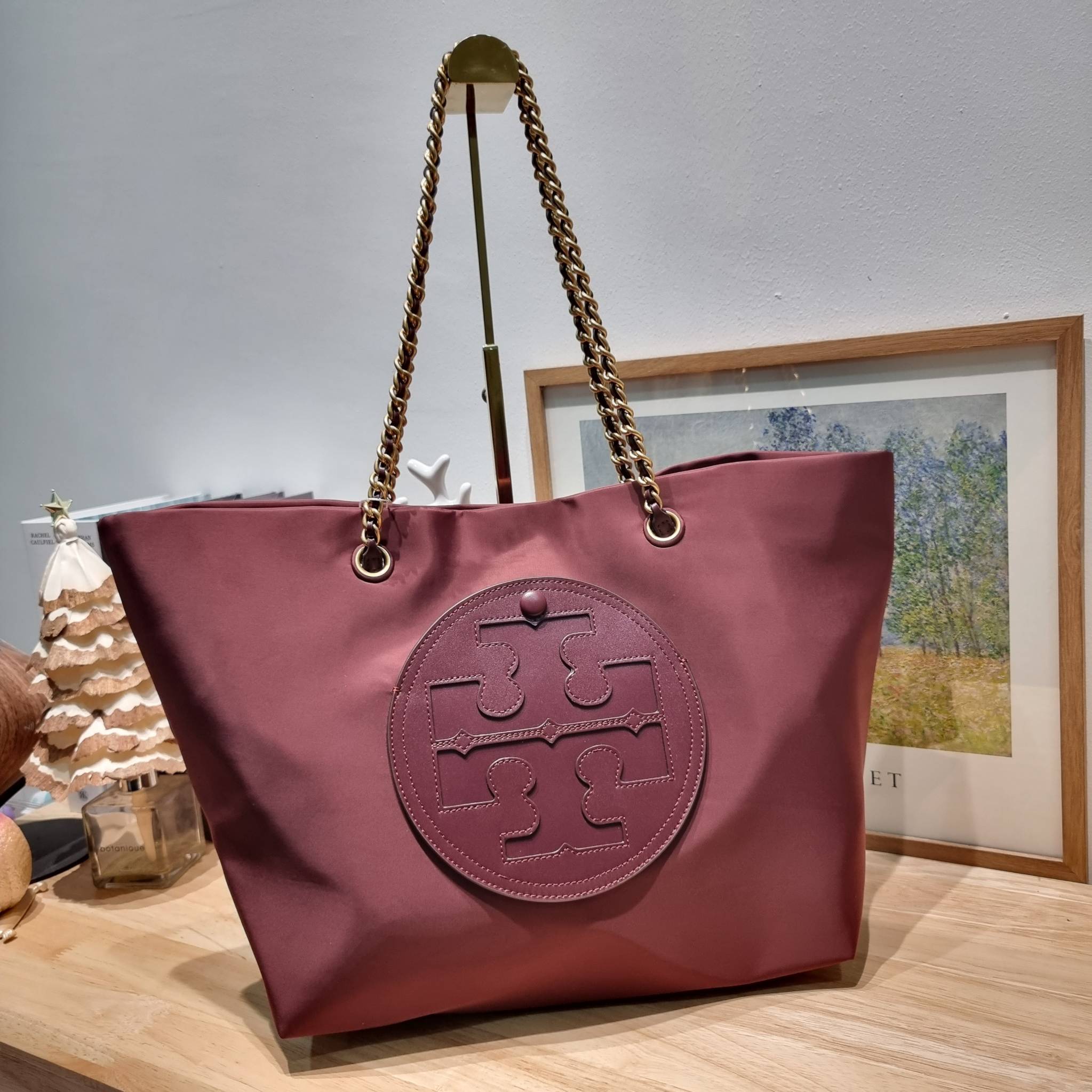 TORY BURCH Ella Chain Tote Bag / TORY TOTE NYLON BAG พร้อมส่ง 4 สี กระเป๋าสะพายทรงโท้ทใบใหญ่ จุของไปเลยแน่นๆ รูปทรงคลาสสิคชวนใช้ โดดเด่นด้วย patch โลโก้ แนะนำรีบสั่งใช้ไปสวยก่อนใครได้เลยน้า