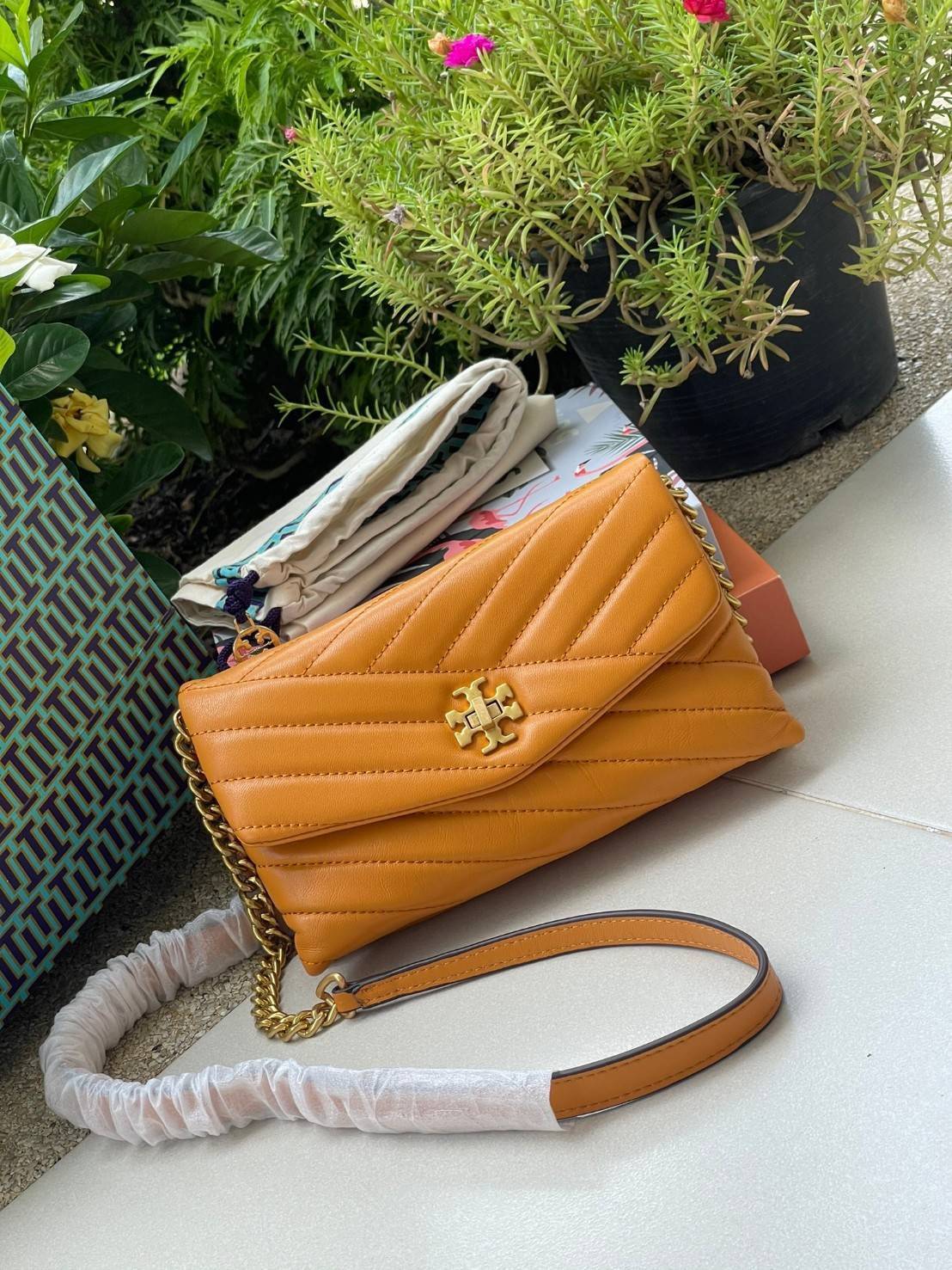 ของแท้ 💯% 】Tory Burch Kira Chevron Chain Wallet Bag เน้นความเรียบหรูดูแพง ต้องยกให้รุ่นนี้ ซึ่งมีขนาดกะทัดรัด ให้ลุคสาวมั่น Active ดูทะมัดทะแมง เหมาะสะพายในวันลำลอง และด้วยความที่เป็นแบรนด์ของทอรี่