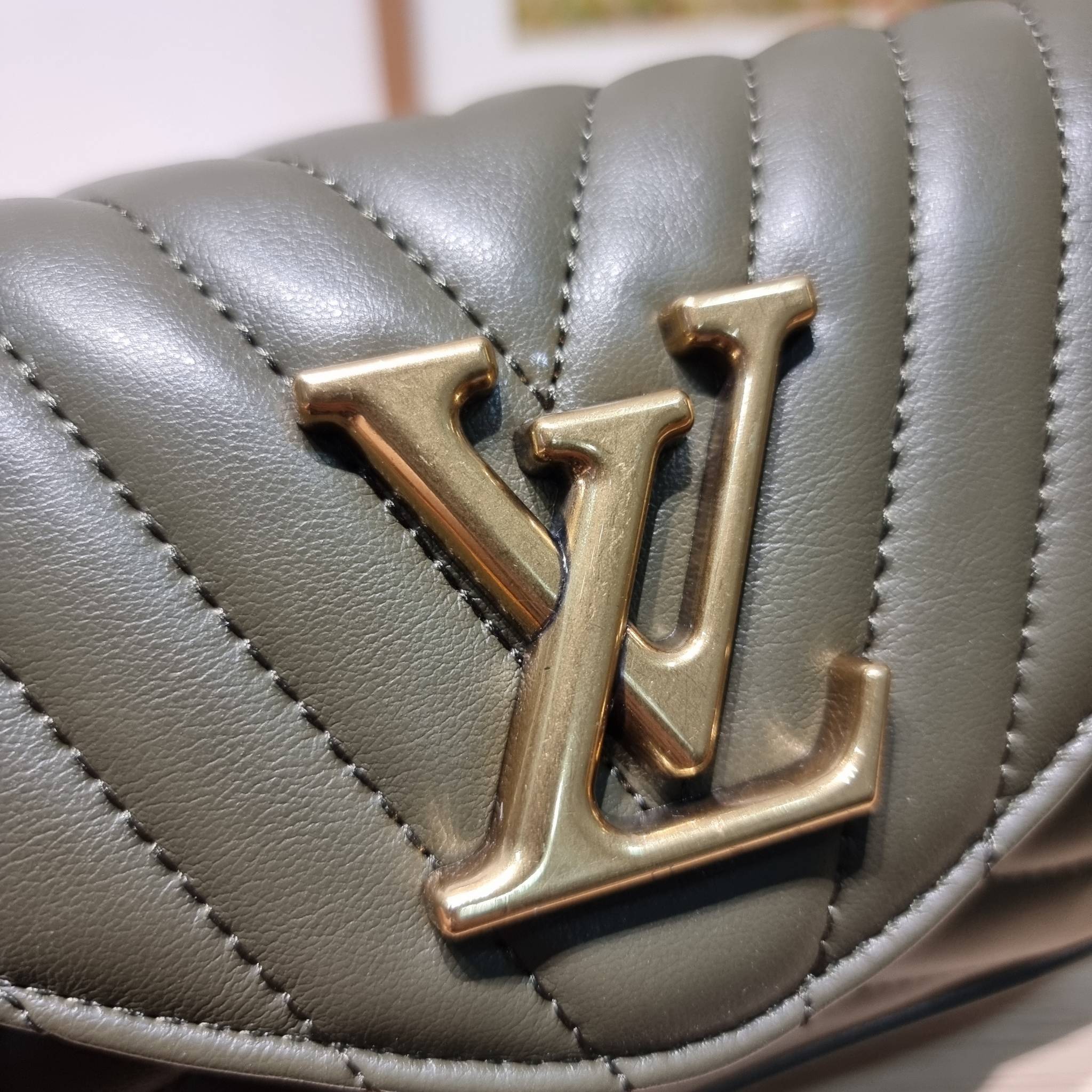 LV new wave pochette multi bag กระเป๋าสะพายมัลติฟังก์ชั่น มาพร้อม box set รับรองว่าดีงาม ลูกเล่นคลาสสิคผสานความวินเทจ มีสายสะพายให้ 2 เส้น และกระเป๋าใบลูก เล็กน่ารัก