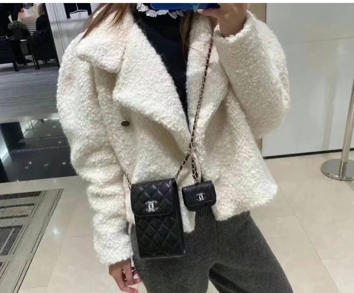 พรีเมี่ยมกิ๊ฟแท้ 100% 】หนังแท้ CHANEL PHONE BAG มาแล้วๆ น่ารักสุดๆ ใส่iPhone pro max ได้สบาย หนังคาเวียร์ ใบเล็กถอดแยกได้ ใส่พวงกุญแจเก๋ได้เลย งานพรีเมี่ยมกิ้ฟท์จากเค้าเตอร์น้ำหอมต่างประเทศ