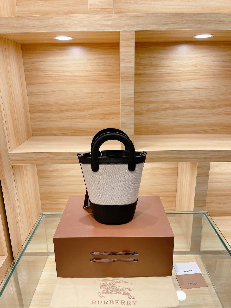 BURBERRY MINI CANVAS CROSSBODY BAG *งานหรูมาก 👑👑 สินค้าพรีเมียมกิ้ฟท์เคาเตอร์น้ำหอมต่างประเทศ กระเป๋าทรง CROSSBODY ใบขนาดกำลังดี *ผ้าแคนวาสคาดหนังวัวแท้ อะไหล่ทอง ปักโลโก้แบรนด์ด้านหน้า ด้านในเปิดปิดด้วยกระดุมคาด สามารถใส่กระเป๋าสตางค์สั้น