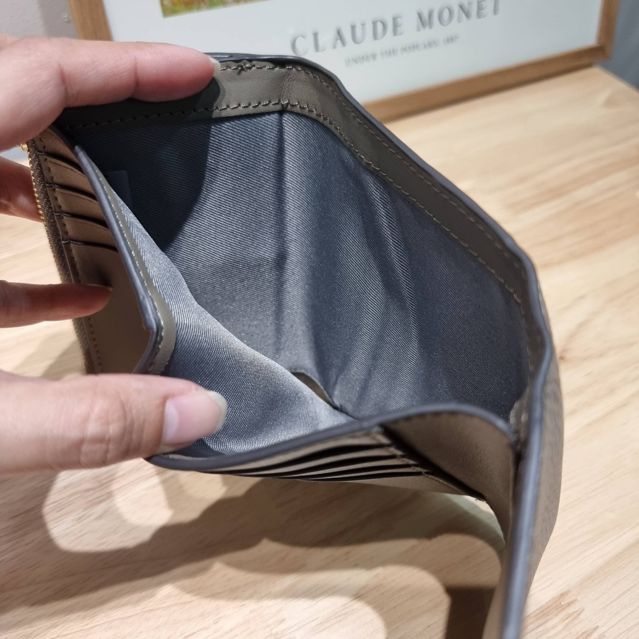 TORY BURCH KIRA MIXED MATERIALS MEDIUM FLAP WALLET กระเป๋าสตางค์ใบกลาง รุ่นยอดนิยม ดูหรูหรา ดูแพง ดีไซน์คลาสสิค ขนาดกำลังพอเหมาะ