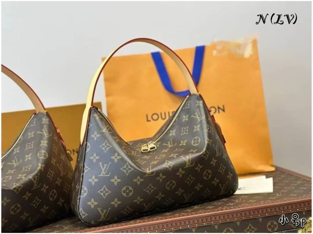 LV Slouchy PM Monogram Canvas Bag กระเป๋าถือ/สะพายไหล่ทรงโฮโบรุ่นใหม่ โดดเด่นด้วยรูปทรงอันเป็นเอกลักษณ์ เหมาะสำหรับพกพาเดินทางและใช้งานทุกวัน ลาย Monogram แคนวาสสุดไอคอนิก