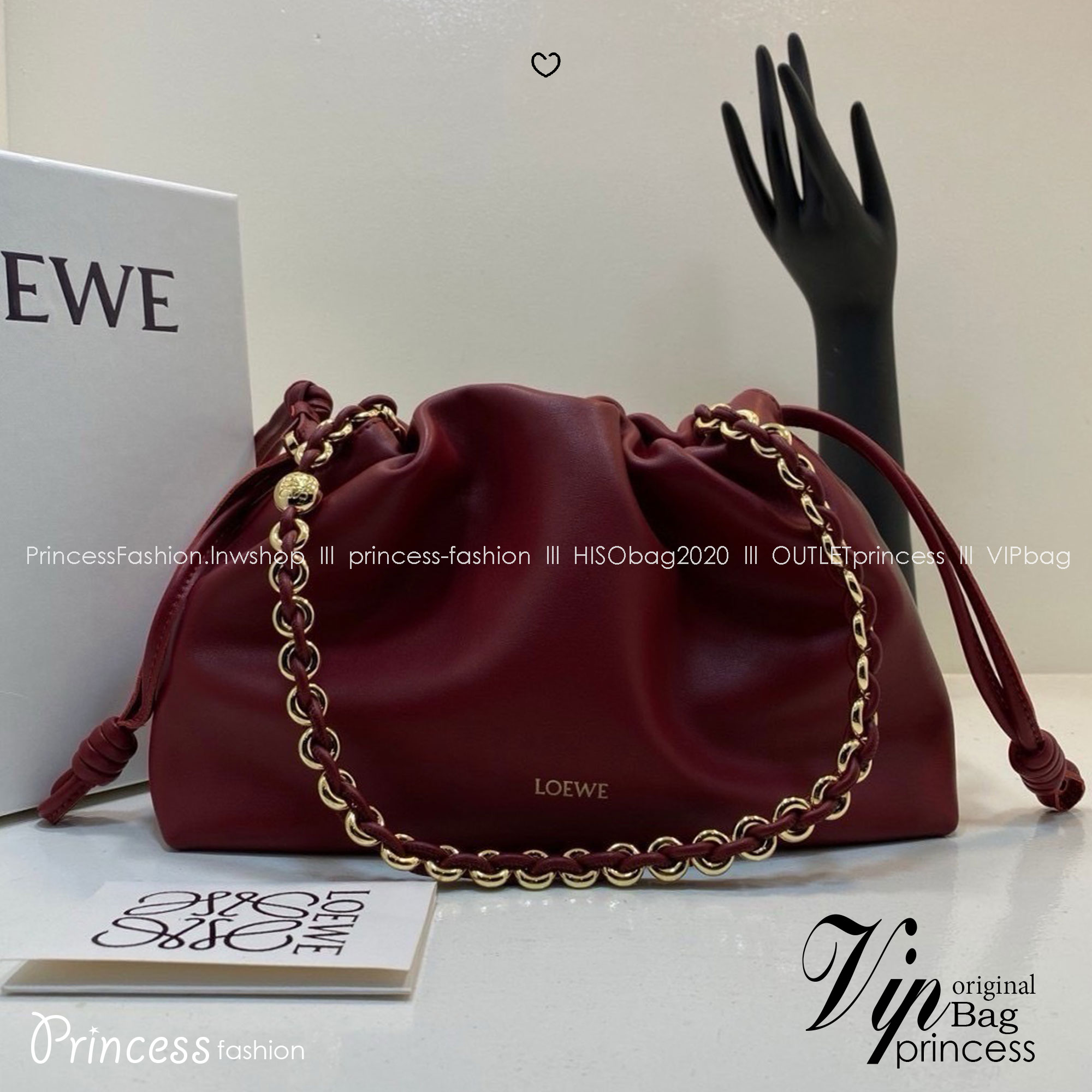 Loewe Medium Flamenco purse in mellow nappa ใหม่ล่าสุด กับแบรนด์หรู กระเป๋าสะพายงานหนังเต็ม หนังแท้สวยมาก ให้สัมผัสนุ่มสบายผิว มาพร้อมสายสะพายร้อยห่วงสีทองหรูหรา ตัดกับสีกระเป๋าสวยงามได้อย่างลงตัว