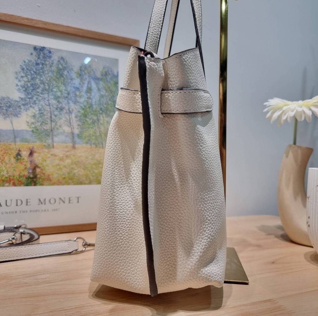 COACH HANNA CARRYALL IN SIGNATURE CANVAS / CH187 / CH195 / CH542 น้องใหม่ เรียบหรู ดูแพง กับกระเป๋าถือ/สะพายทรงสวย คงความคลาสสิค ดีไซน์ตกแต่งสายคาดจับจีบข้างกระเป๋าเพิ่มดีเทล มาพร้อมหูจับในตัว