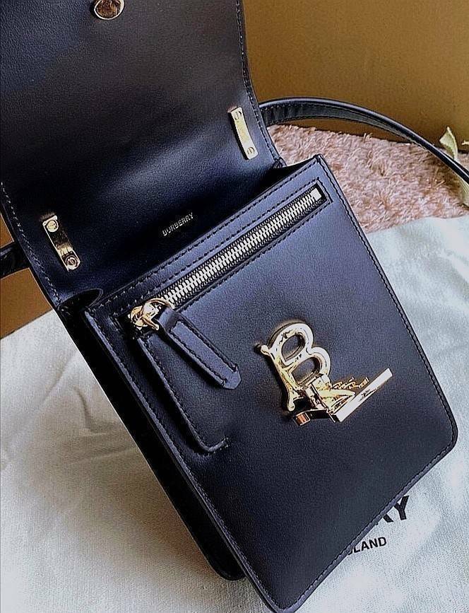 พรีเมี่ยมกิ๊ฟแท้ 100% 】BURBERRY FRAGRANCES CROSSBODY BAG VIP GIFT WITH PURCHASE (GWP) กระเป๋าสะพายพรีเมี่ยมกิ๊ฟ Limited Edition จากน้ำหอม BURBERRY DUTY FREE วัสดุ Canvas Cotton & Leather ทรงเหลี่ยมแนวตั้งดีไซน์สวยหรูอยู่ทรงมีโลโก้แบรนด์ด้านหน้า เปิดปิดด้ว