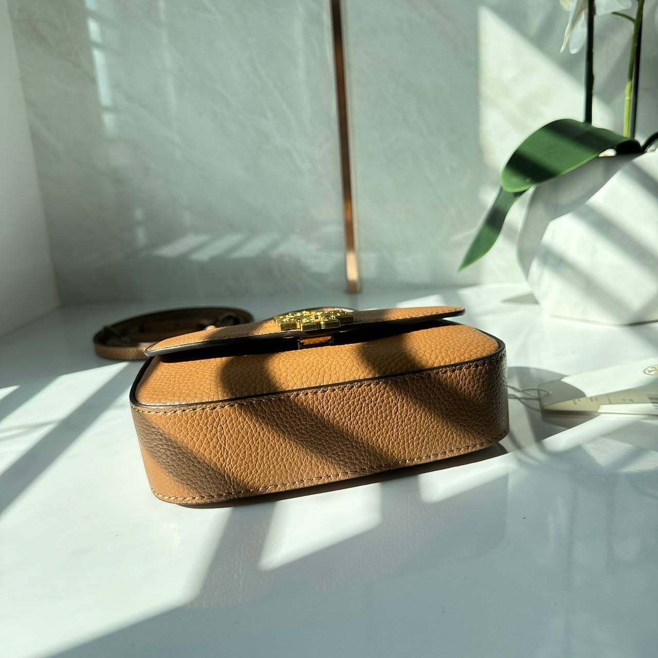 Tory Burch Britten Mini Top Handle Crossbody Bag กระเป๋าสะพายใบเล็กดีไซน์เรียบหรู เกรดออริ สลับแท้ 1:1 ใช้งานต่างประเทศได้