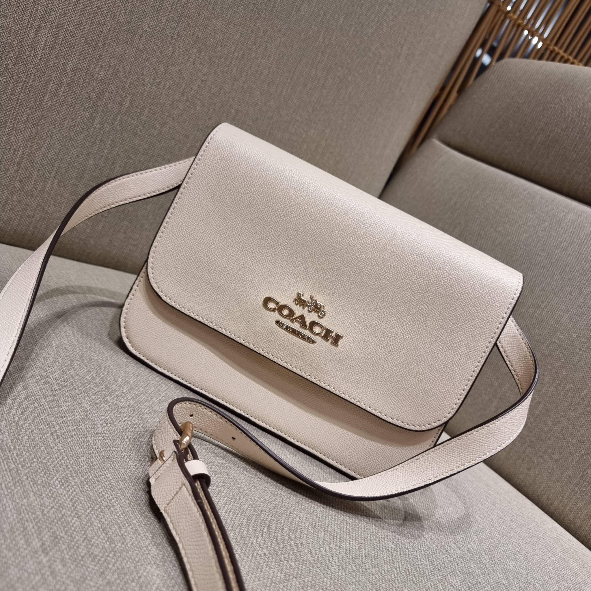 COACH C5632 BRYNN FLAP CROSSBODY แซ่บที่สุด ใหม่ที่สุด!! คอลเลคชั่นใหม่!! มองยังไงก็หลงรักละสายตาไม่ไหว กระเป๋าสะพายข้างลุคไฮน์ ที่ดีไซน์ออกมาได้ปัง และดูแพงมากๆ ด้วยดีเทลคลาสสิค รูปทรงใช้งานง่าย เรียบๆแต่มีดีเทล วัสดุหนัง crossgrain สวยคม!!! เปิด-ปิดด้วย