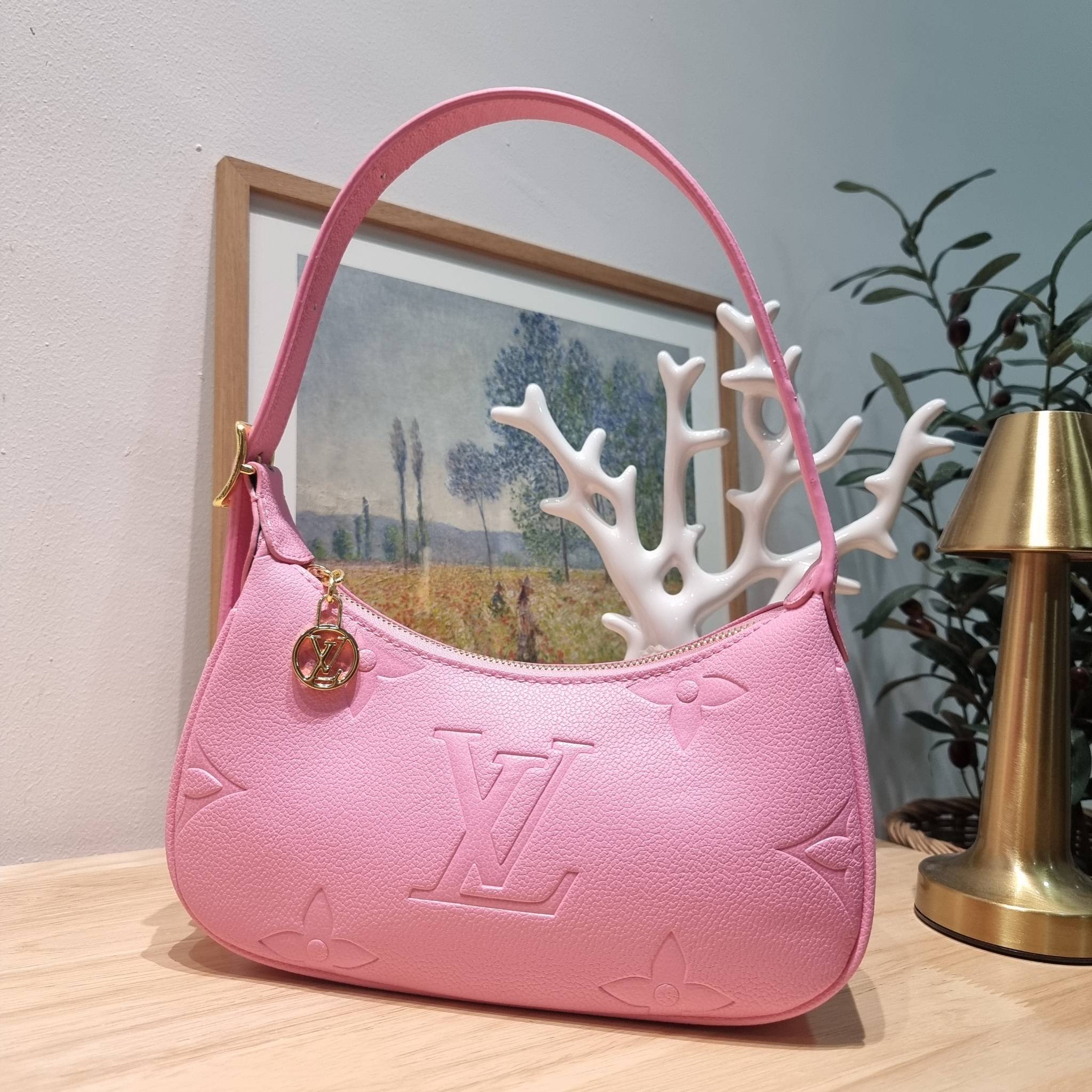 LV Mini Moon Monogram Empreinte Leather ใหม่ล่าสุด สวยสับ สวยตัวแม่ ไอเท็มเก๋ๆ ใบเดียวก็เลิศ กับกระเป๋าสะพายทรงพอช ขนาดกำลังน่ารัก พกพาง่าย รูดใช้งานสะดวกด้วยซิป ภายในเป็นช่องโล่ง มีช่องซิป ส่วนสายสะพายปรับสั้นยาวได้ตามเหมาะสม ดูดี ดูแพงทุกสี