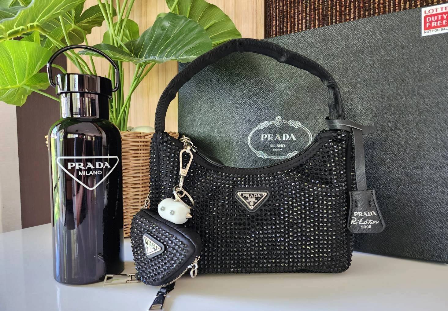 เซทสุดคุ้ม! ซื้อ1ได้ถึง3 PRADA CRYSTALS BAG WITH KEYCHAIN AND VACUUM BOTTLE VIP สวยหรูดูดี items นี้คุ้มมากๆได้ถึง3อย่างทั้งกระเป๋าสะพาย+พวงกุญแจ+กระบอกน้ำครบชุดไอเท็มแนะนำน่าใช้น่าสะสม