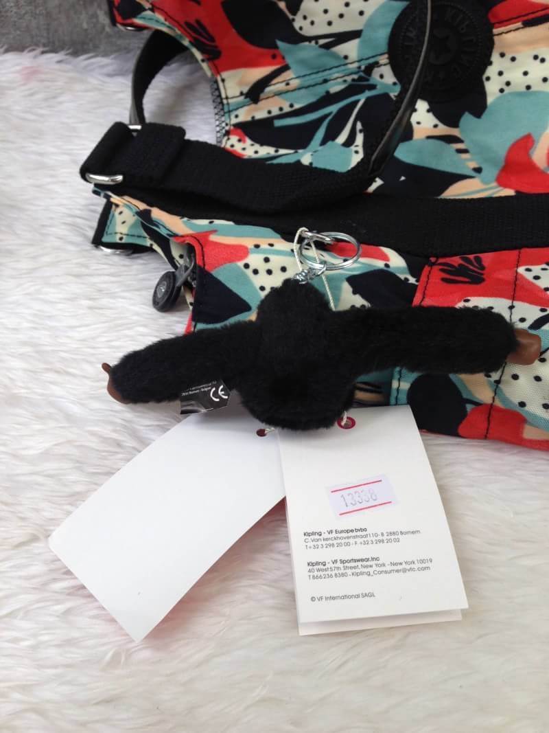 Kipling รุ่น Cicele กระเป๋าสะพายไหล่ใบใหญ่ สวยน่ารัก ตัวกระเป๋าด้านในเป็นช่องโล่งแบบปิดเปิดด้วยซิป มีช่องซิปด้านใน ด้านข้างกระเป๋า มี 2 ช่อง ปิดเปิด ด้วยเทป พร้อมที่ใส่โทรศัพท์ ปากกา และ MP 3 ในส่วนด้านใน และ ด้านข้างกระเป๋า ซ้าย-ขวา เป็นช่องขนาดเล็กสำหรั