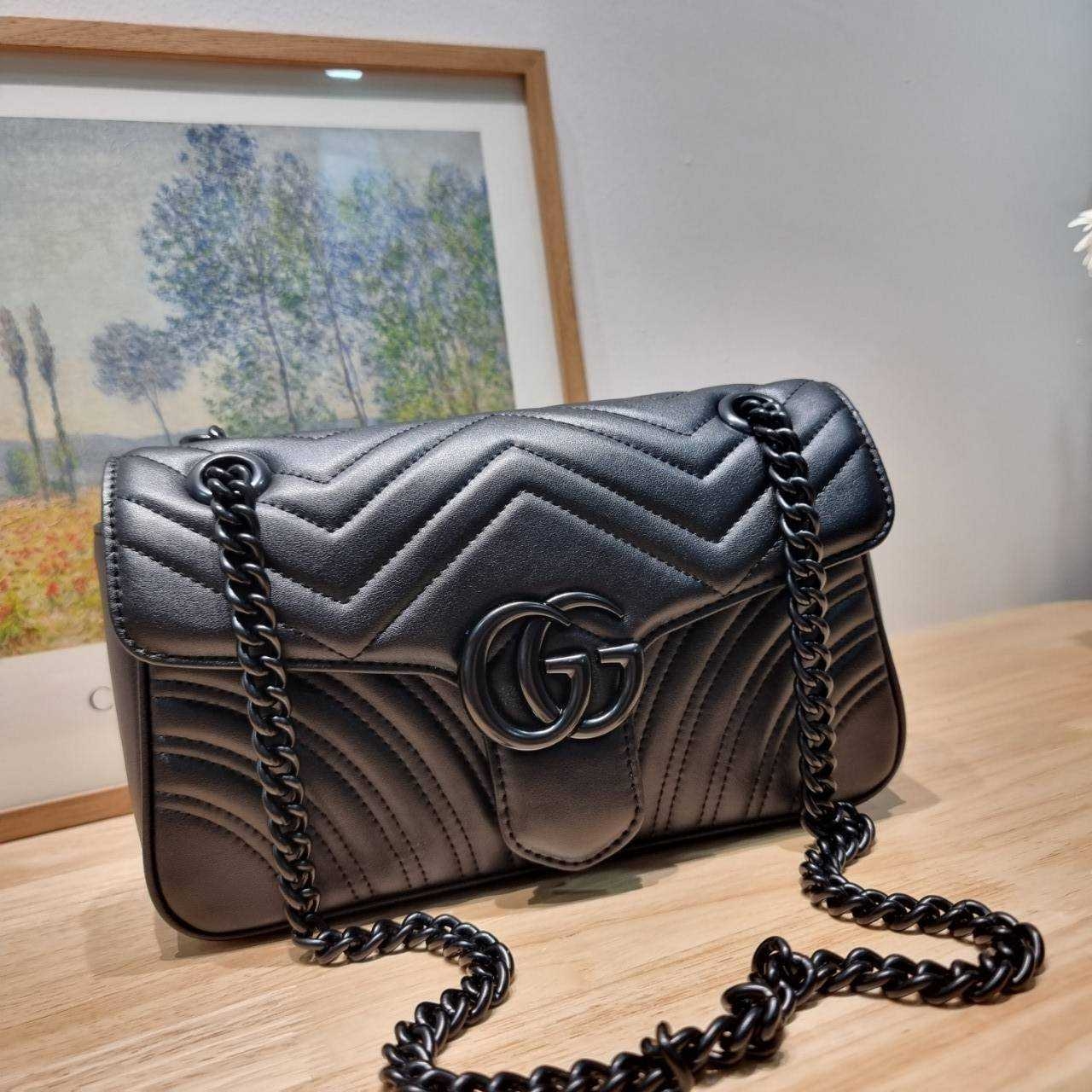 GG MARMONT SHOULDER BAG กระเป๋าสะพายข้างรุ่นคลาสสิค ดีไซน์ใหม่ อะไหล่ดำ สะพายขับผิว ดูแพง อัพลุคได้สบายๆ เปิด-ปิดด้วยตัวกดล็อคแน่นหนา ด้านหลังดีไซน์รูปหัวใจ 🖤