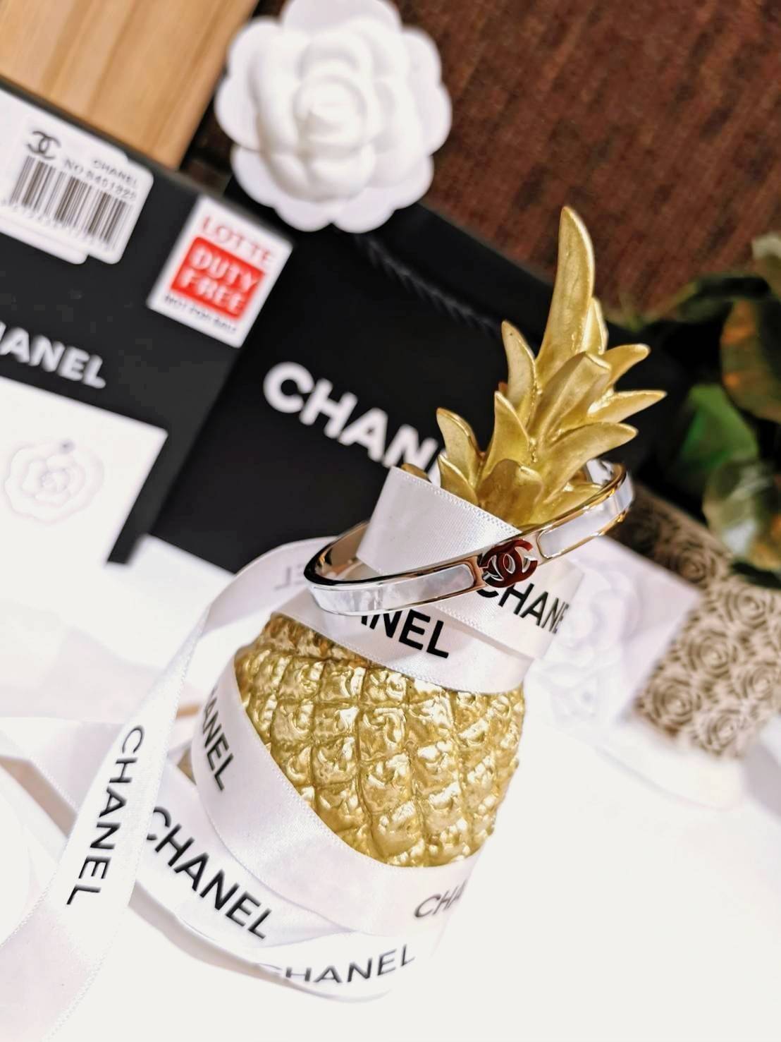 CHANEL BANGLE BRACELET VIP สุดเลอค่า ไอเท็มหายากชวนสะสมดีไซน์สวยคลาสสิคเลอค่า ไอเท็มแบบนี้นานๆจะหลุดมาให้ช้อปจะซื้อใช้เองหรือมอบเป็นของขวัญก็เลิศหรูดูดี สินค้ามาใน Original Package ไอเท็มหายากห้ามพลาดค่ะ!