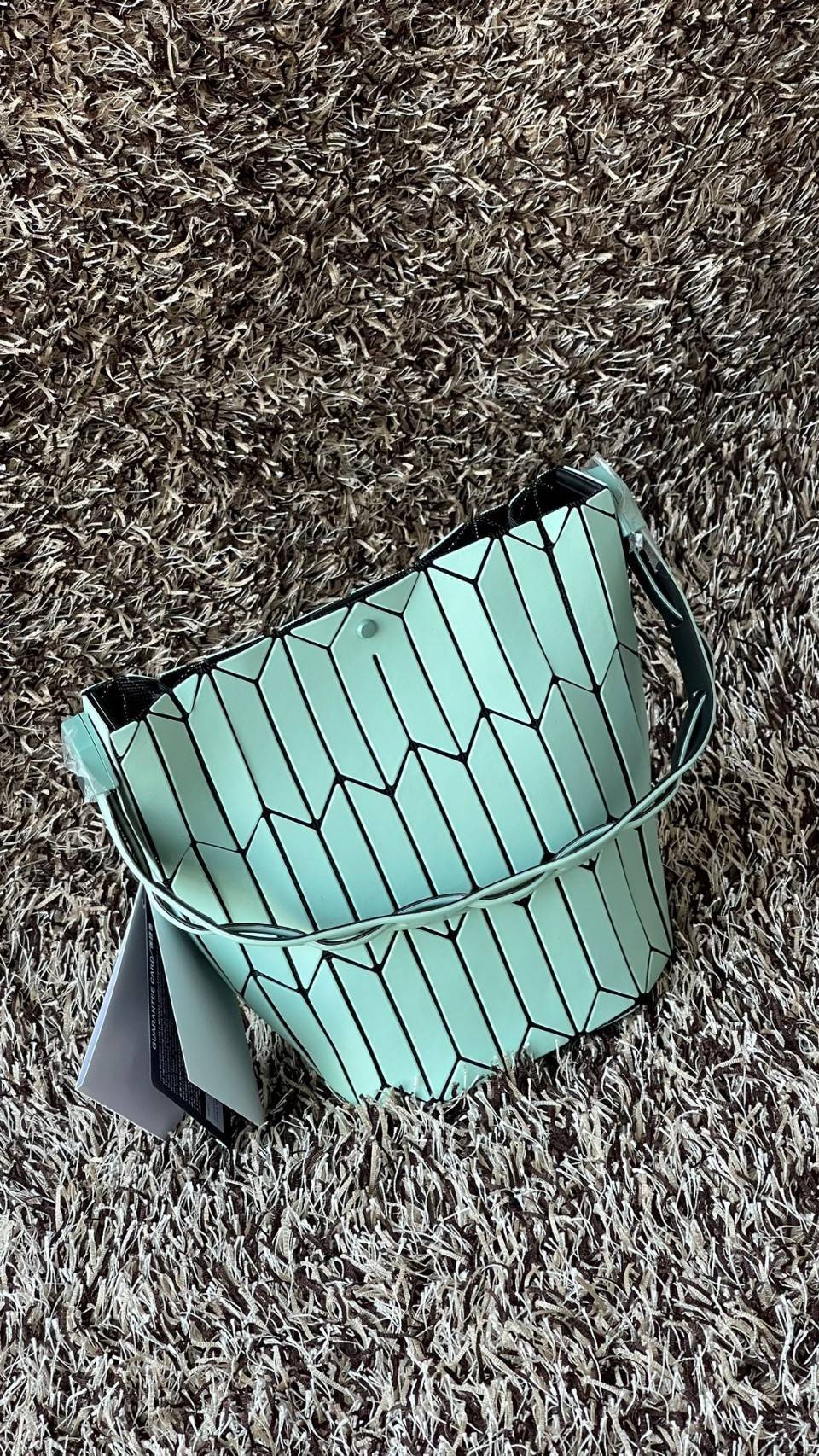 small : BAO BAO ISSEY MIYAKE SMALL BUCKET เป็นกระเป๋าบัคเก็ตขนาดเล็กสามารถใช้ใส่กระเป๋าสตางค์และโทรศัพท์มือถือได้ ซีรีย์ใหม่นี้มีจุดเด่นที่แผ่นรูปทรงสี่เหลี่ยมด้านขนานในแนวตั้ง เกิดเป็นรูปทรงสามมิติ