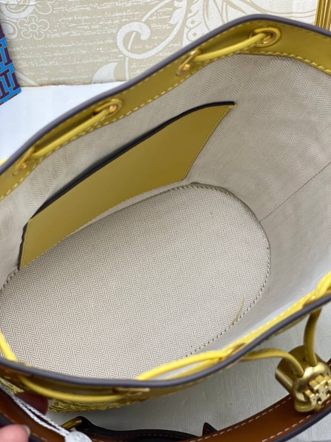 TORY BURCH T Monogram Straw Bucket Bag สีใหม่ โทนเหลืองทอง สวยหรู พร้อมเสิร์ฟความสวยให้ถึงบ้านแล้วน้า กระเป๋าบัคเก็ตทรงยอดนิยม ดีไซน์ใหม่ล่าสุด ยูนีคไม่เหมือนใคร ลายสานเต็มใบ พร้อมปักโลโก้เอกลักษณ์ โดดเด่น งานฝีมือมากๆ