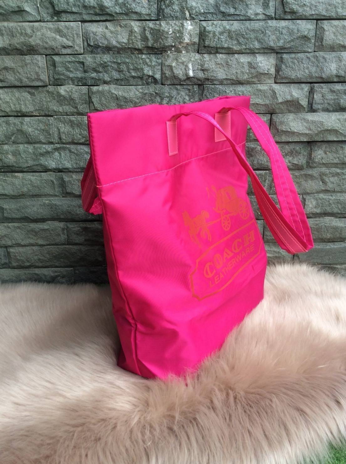 COACH nylon tote bag กระเป๋าสะพายทรง tote วัสดุ nylon หูหิ้วหนัง+ nylon ด้านหน้าปั๊ม logo brand เปิดปิดด้วยกระดุมแม่เหล็ก ภายในกว้าง ใส่ A4 ได้ และมีช่องซิปเล็กใส่ของจุกจิก ใบนี้จุได้เยอะ ทนทานทำความสะอาดง่ายค่ะ สวยทุกสีค่ะ