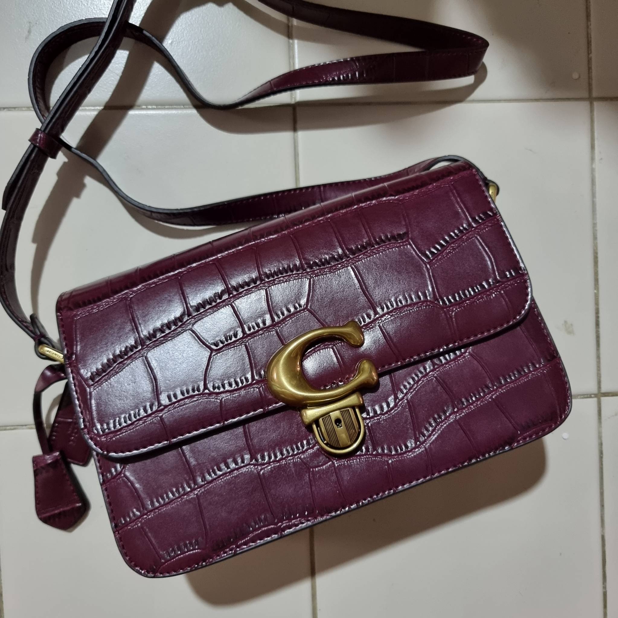 OUTLET 】COACH STUDIO SHOULDER BAG IN SIGNATURE CANVAS (C6639 C6640) สีใหม่รับความเฮง กับคอลเลคชั่นใหม่สุดอีกหนึ่ง!! มาแบบเลิศๆหรูๆมากแม่ กระเป๋าสะพายข้างลุคไฮน์ ที่ดีไซน์ออกมาได้ปัง และดูแพงมากๆ ด้วยดีเทลคลาสสิคผสานความเป็นเอกลักษณ์ เรียบง่ายแต่แฝงความมีด