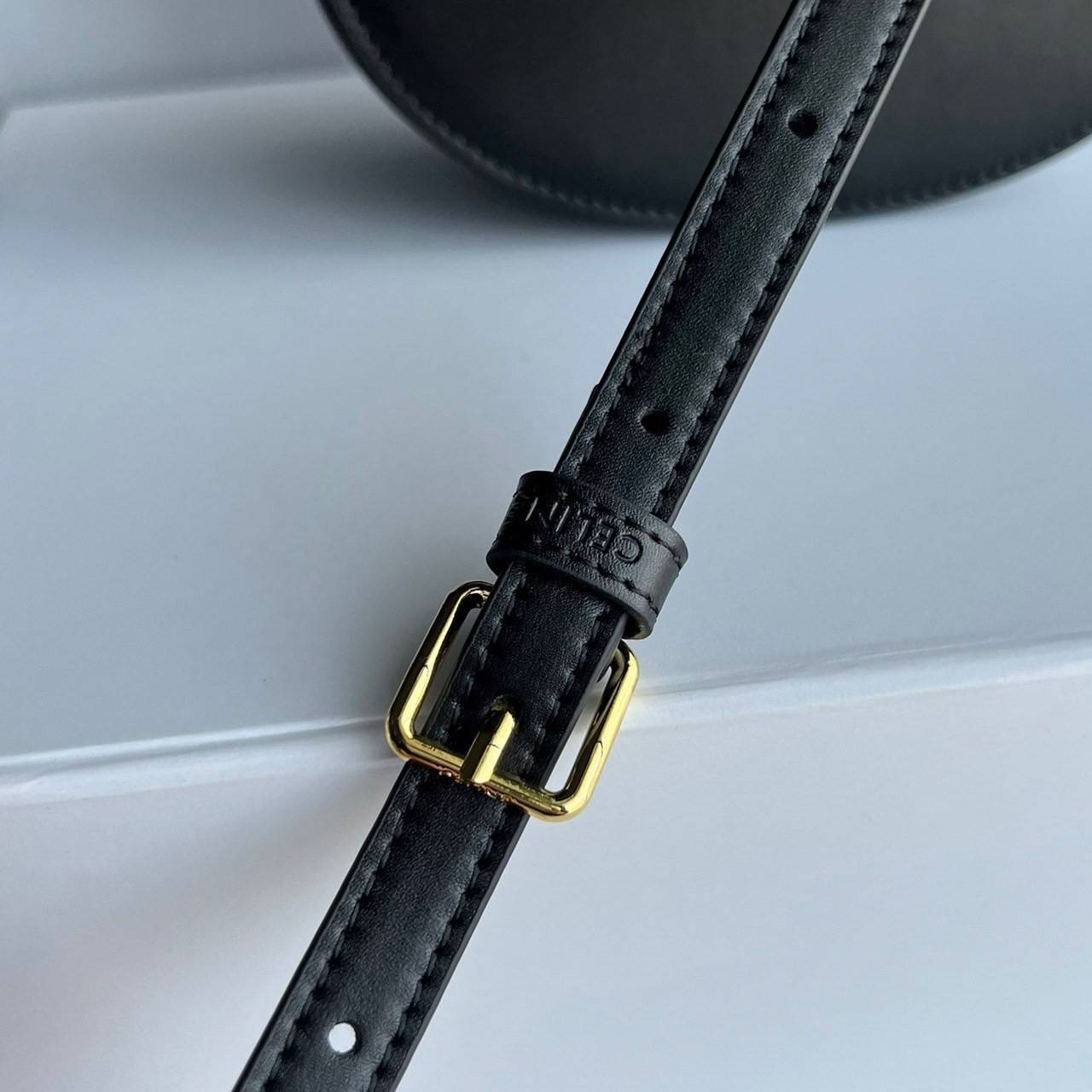 หนังแท้ CELINE BESACE cuir triomphe in Smooth calfskin / CELINE TRIOMPHE CLOSSBODY BAG หนังแท้ทั้งใบสวยหรู แบบใหม่ล่าสุด โลโก้หนังสมูทคลาสิก เหมาะกับสาวๆในวันที่อยากครอสบอดี้ชิลๆ ห้ามพลาดค่ะ!