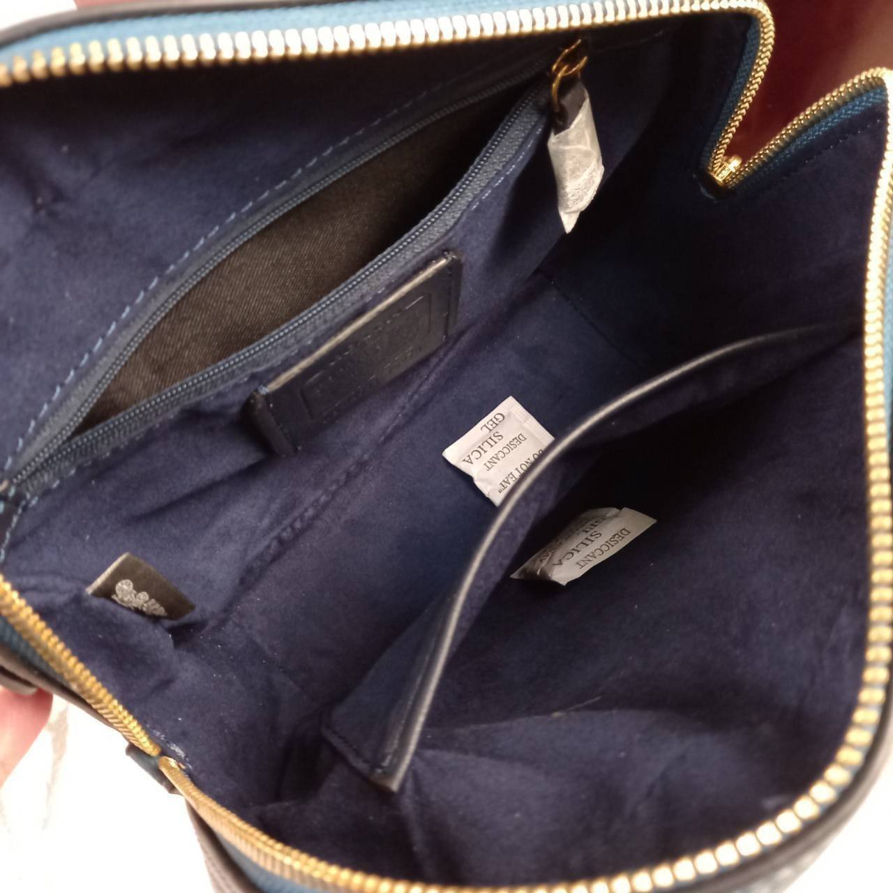 OUTLET 】COACH Camera Bag In Colorblock With Coach Patch (COACH F79278) 🍁หายากมากๆแล้วรุ่นนี้**จะถือ หรือสะพาย ได้ตามใจสั่ง //วัสดุหนังแท้เต็มใบ คุณภาพหนังดีมากๆ ปักโลโกตัวC ด้านหน้า ดูดีแบบไม่ซ้ำใคร //มาพร้อมสายสะพาย 2 สาย >>สายหนัง และสายสป