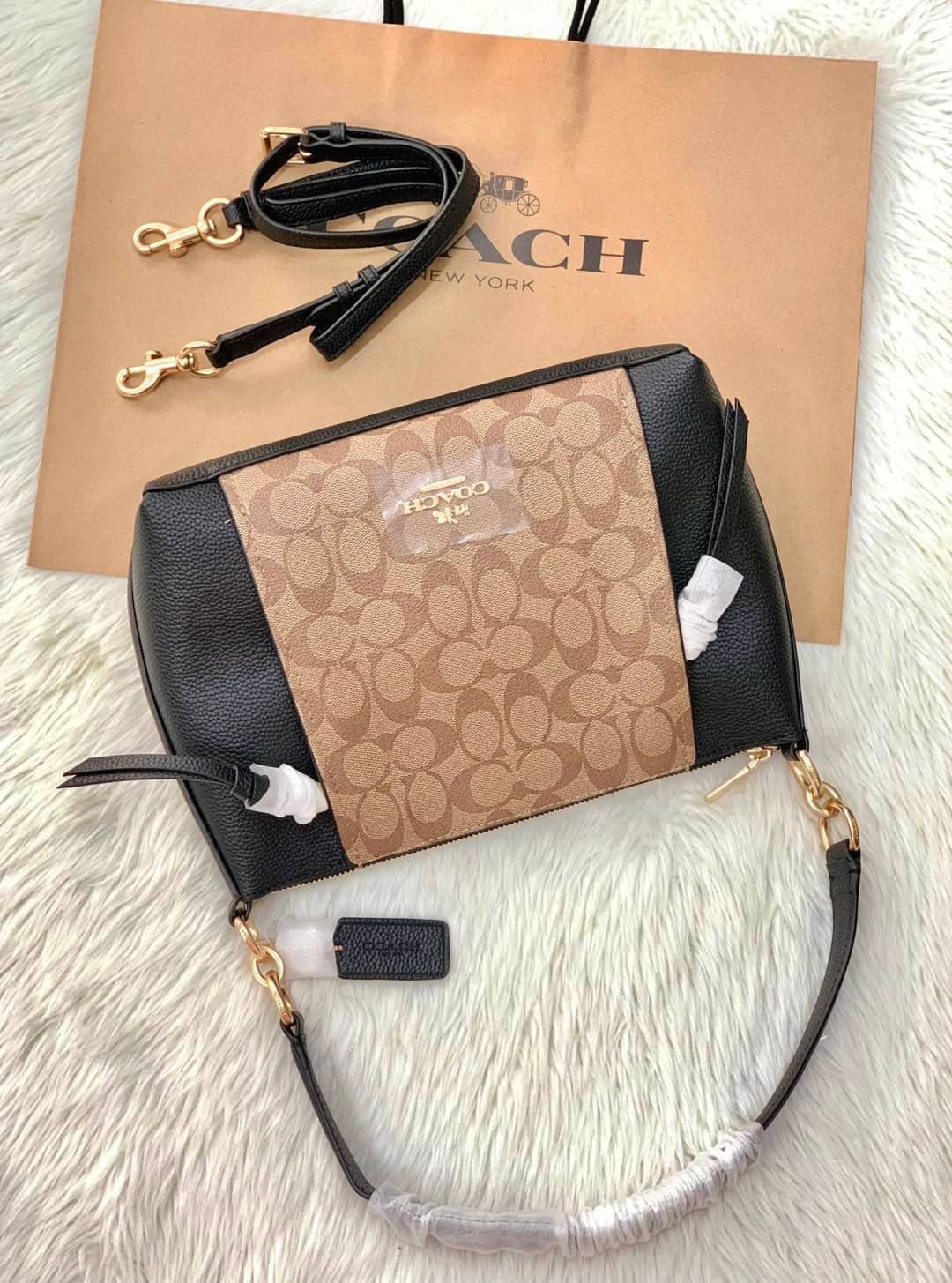 COACH SMALL MARLON SHOULDER BAG ((1600//1597)) 🌈พร้อมส่งที่ไทยอีกครั้ง ตามคำเรียกร้อง ห้ามพลาด! กระเป๋าหิ้ว//คล้องไหล่//สะพายข้างได้ หนังแท้ ทรงสวยมากค่ะ ด้านหน้ามีช่องซิปซ่อนแบบหนังห้อยให้2ช่อง ใส่ของจุกจิกค่ะ เปิดปิดกระเป๋าแบบซิป ภายในกว้างใส่ขอ