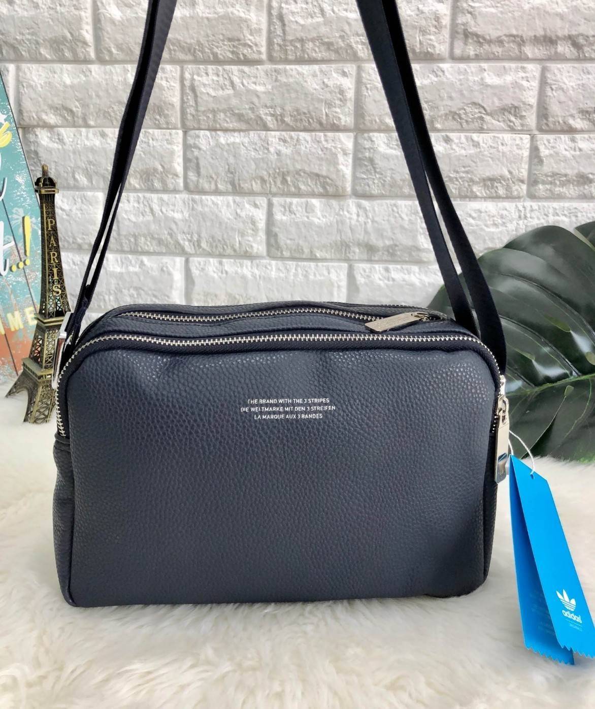 ADIDAS MESSENGER BAG กระเป๋าสะพายข้าง หรือ crossbody วัสดุ pu. น้ำหนักเบา ด้านหน้ามีโลโก้แบรนด์ ตัวกระเป๋า แบ่ง 3 ช่องซิป ช่องซิปหลักกว้าง ใส่ wallet ยาวได้ มาพร้อมสายยาวปรับได้ ใช้ได้ทั้ง ช และ ญ ค่ะ
