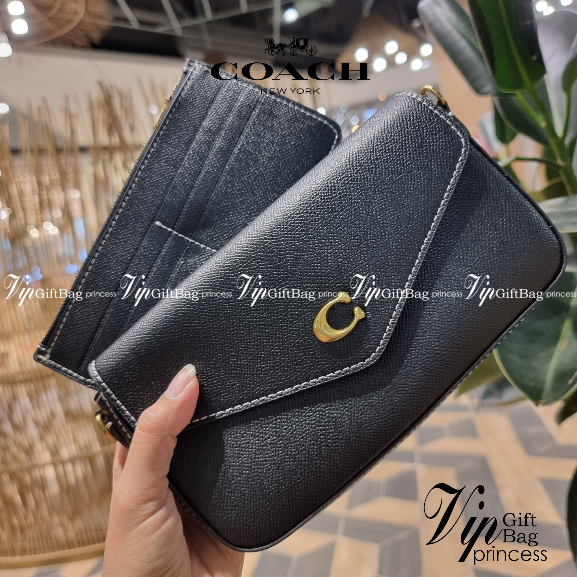 COACH C8439 WYNN CROSSBODY ใหม่ล่าสุด พร้อมเสิร์ฟความหรู ดูดีแบบน้อยแต่มาก กระเป๋าสะพายครอสบอดี้ ที่ซ่อนดีเทลดีงาม มีช่องเสียบบัตรแยกใช้ได้ หรือจะใส่ไว้ในกระเป๋า เพื่อแบ่งสัดส่วนให้ดูน่าใช้ วัสดุหนังวัวลายเกรน เส้นคมสวย เปิด-ปิดด้วยกระดุมแม่เหล็ก สะดวกใช้