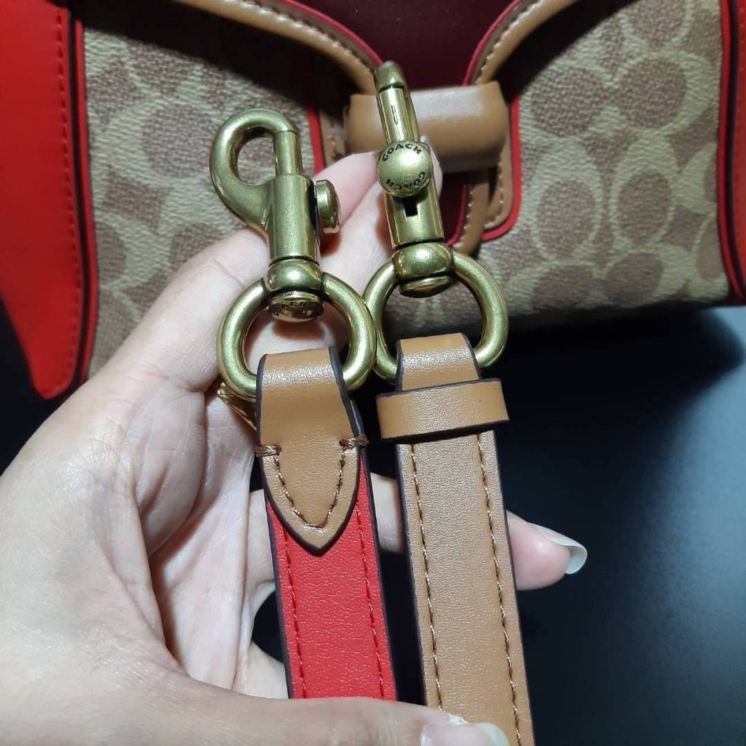 COACH COURIER CARRYALL 23 IN COLORBLOCK SIGNATURE CANVAS พร้อมส่ง 7 แบบ พร้อมส่ง ลุคดูไฮสุดๆค่ะ! กระเป๋าสะพายหนังหรูหราและคลาสสิค หนังแท้ชั้นดีที่สุด น้ำหนักเบา หนังสวยมากก สัมผัสแล้วหลงรักแน่นอนจ้าา😘