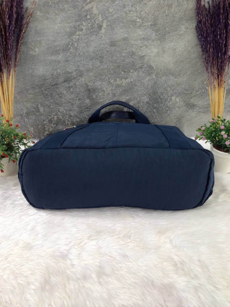 Kipling รุ่น Cicele กระเป๋าสะพายไหล่ใบใหญ่ สวยน่ารัก ตัวกระเป๋าด้านในเป็นช่องโล่งแบบปิดเปิดด้วยซิป มีช่องซิปด้านใน ด้านข้างกระเป๋า มี 2 ช่อง ปิดเปิด ด้วยเทป พร้อมที่ใส่โทรศัพท์ ปากกา และ MP 3 ในส่วนด้านใน และ ด้านข้างกระเป๋า ซ้าย-ขวา เป็นช่องขนาดเล็กสำหรั