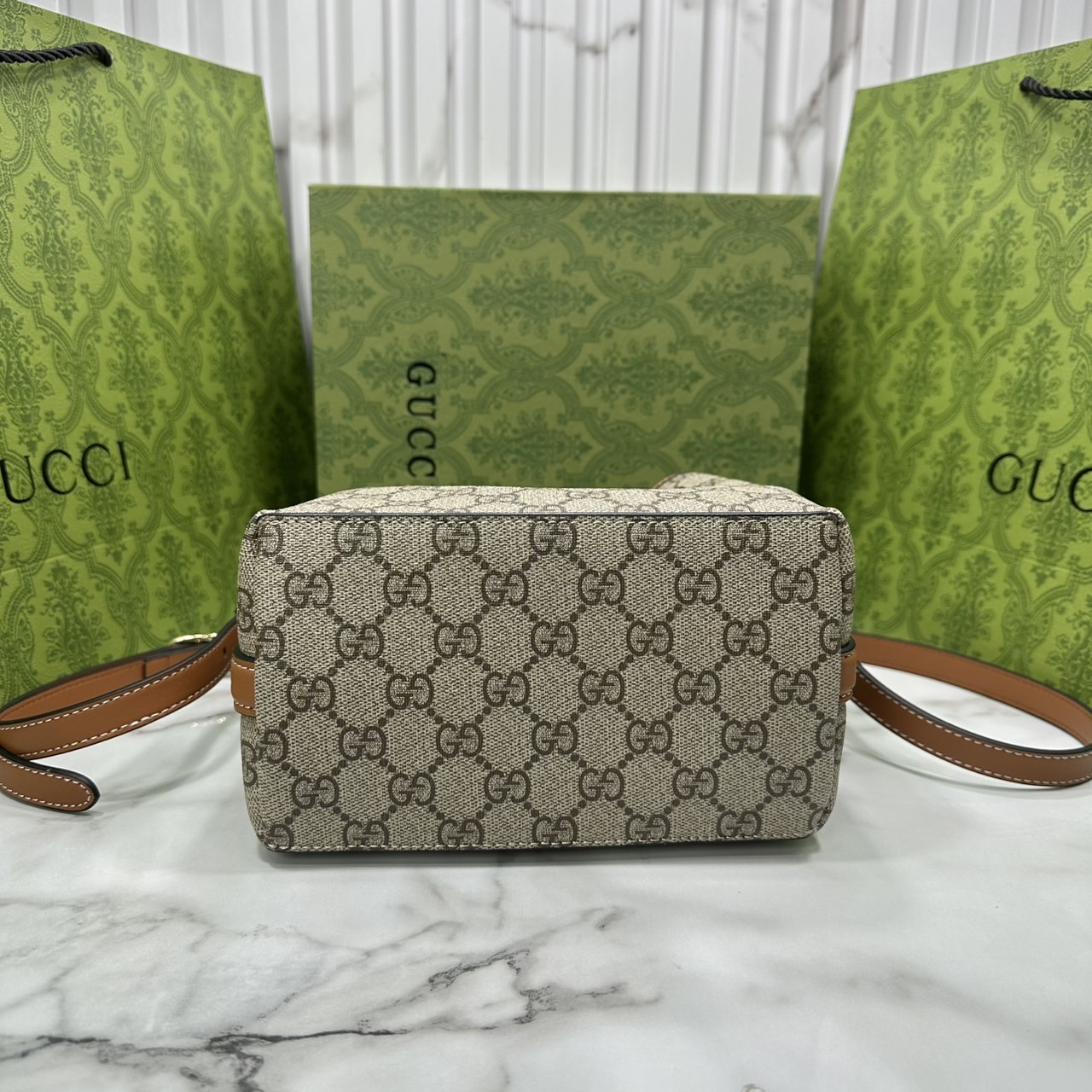 7.5" ORI หนังแท้ | Gucci GG Emblem small bucket bag กระเป๋าสะพายทรงบัคเก็ตใบเล็ก คอลใหม่ตีความประวัติศาสตร์แห่งความสง่างามและงานฝีมือของแบรนด์ขึ้นใหม่