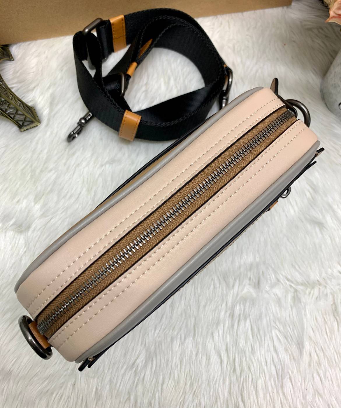 COACH ACADEMY CROSSBODY IN SIGNATURE WITH VARSITY ZIPPER ((768, 960)) พร้อมส่งที่ไทยอีกครั้ง! ได้ไปหลงรักแน่นอนค่ะ😘 กระเป๋าสะพายครอสบอดี้ร์ของคุณผู้ชาย((สาวหล่อใช้ก็สวยทีเดียว)) หนังแท้อย่างดี หนังนิ่มมือดีค่ะ