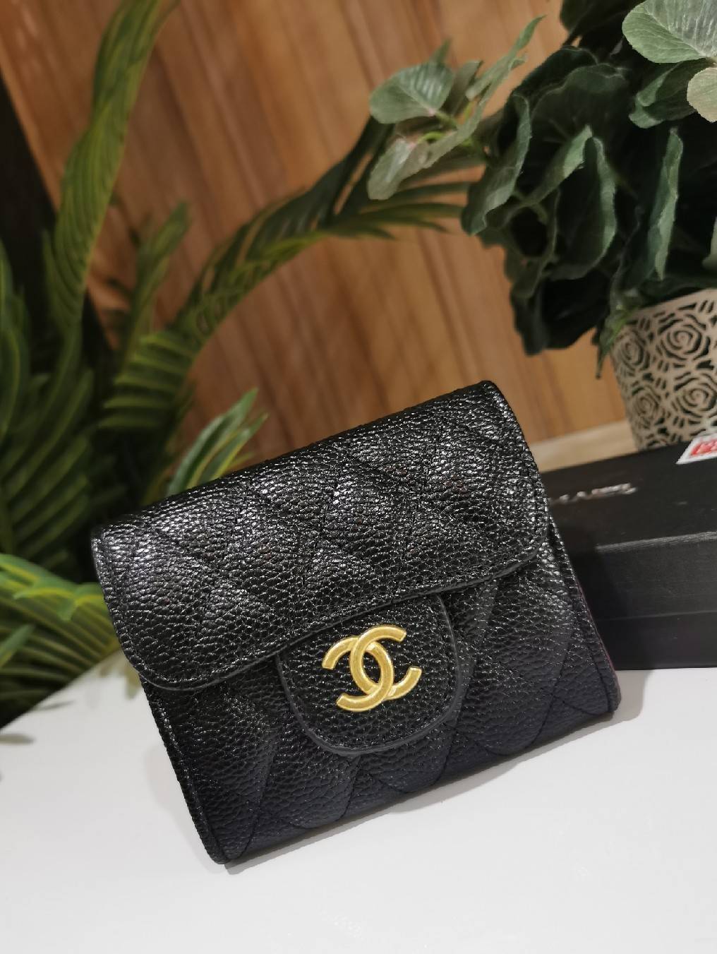 CHANEL BLACK CAVIAR BAG VIP GIFT WITH PURCHAS-GWP พรีเมี่ยมกิ้ฟ Chanel Lotte Duty Free! รุ่นยอดนิยมไอเท็มฮิตวัสดุหนังคาเวียร์สวยคลาสสิคเปิดปิดด้วยฝาปิดกระดุมด้านหน้ามีโลโก้แบรนด์อะไหล่ทองสวยหรูดูดีมาพร้อมสายโซ่ทองร้อยหนังจะสะพายไหล่ หรือ Crossbody ก็ดูดี 