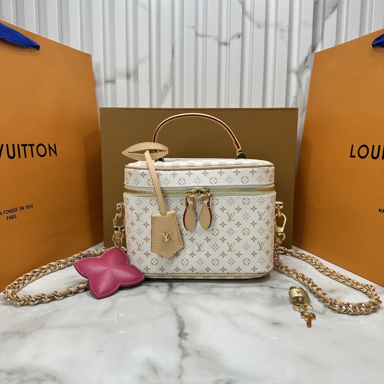 ORI หนังแท้ | LV Vanity Cosmetic Bag กระเป๋ารุ่นวานิตี้ กระเป๋าเครื่องสำอางจากคอลเลคชั่น Louis Vuitton Baby พกพาผลิตภัณฑ์อาบน้ำและของใช้จำเป็นอื่นๆ อย่างมีระดับ Monogram แคนวาสสุดเอ็กซ์คลูซีฟสำหรับคอลเลคชั่น