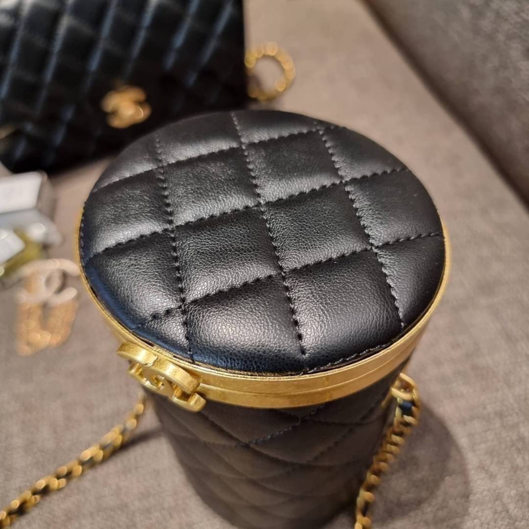 VIP 🥂 เซ็ทคือที่สุดของความคุ้ม CHANEL GIFT BOX SET สุดหรูชวนให้สะสม สุดยอดไอเท็มหายากพร้อมเสิร์ฟครบชุด สุดคุ้ม มาพร้อมกระเป๋าสะพายถึง 2 ใบ สุดหรูลิมิเต็ด หาไม่ได้ง่ายๆ ในคอลเลคชั่นภายในสีทอง และที่พิเศษยังมีน้ำหอมตัวท็อปมาให้อีก chanel no.5 ที่แสน